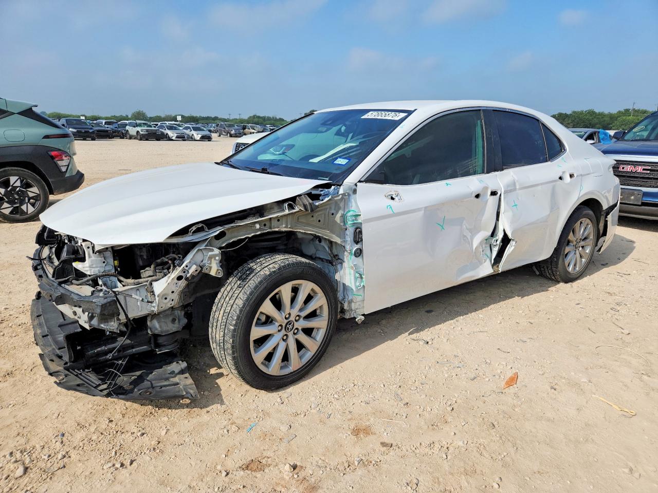 2020 Toyota Camry Le White vin: 4T1C11AK1LU325250
