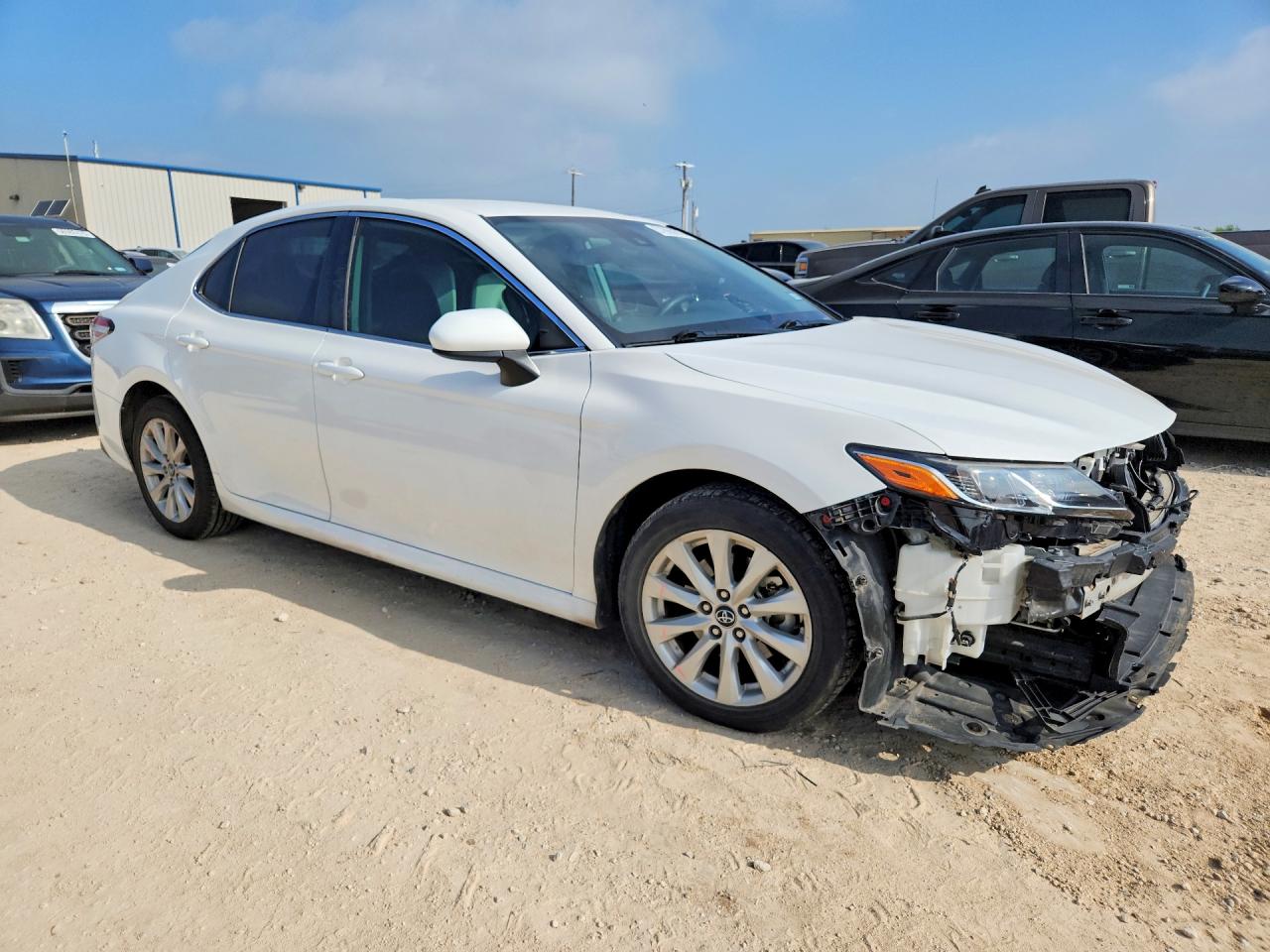2020 Toyota Camry Le White vin: 4T1C11AK1LU325250