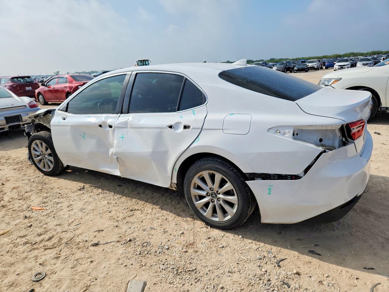 2020 Toyota Camry Le White vin: 4T1C11AK1LU325250