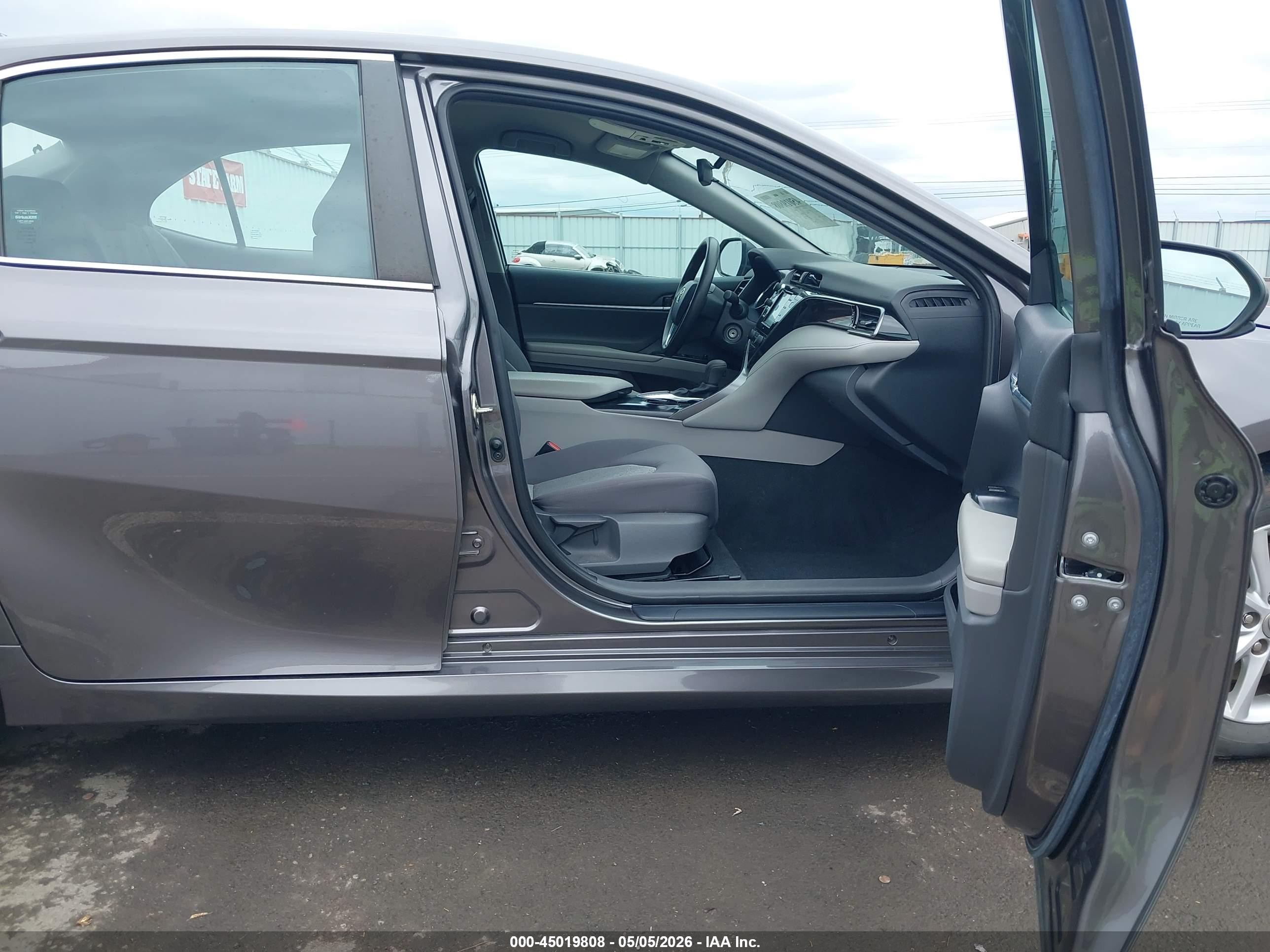 2020 Toyota Camry Le Серый vin: 4T1C11AK1LU943247