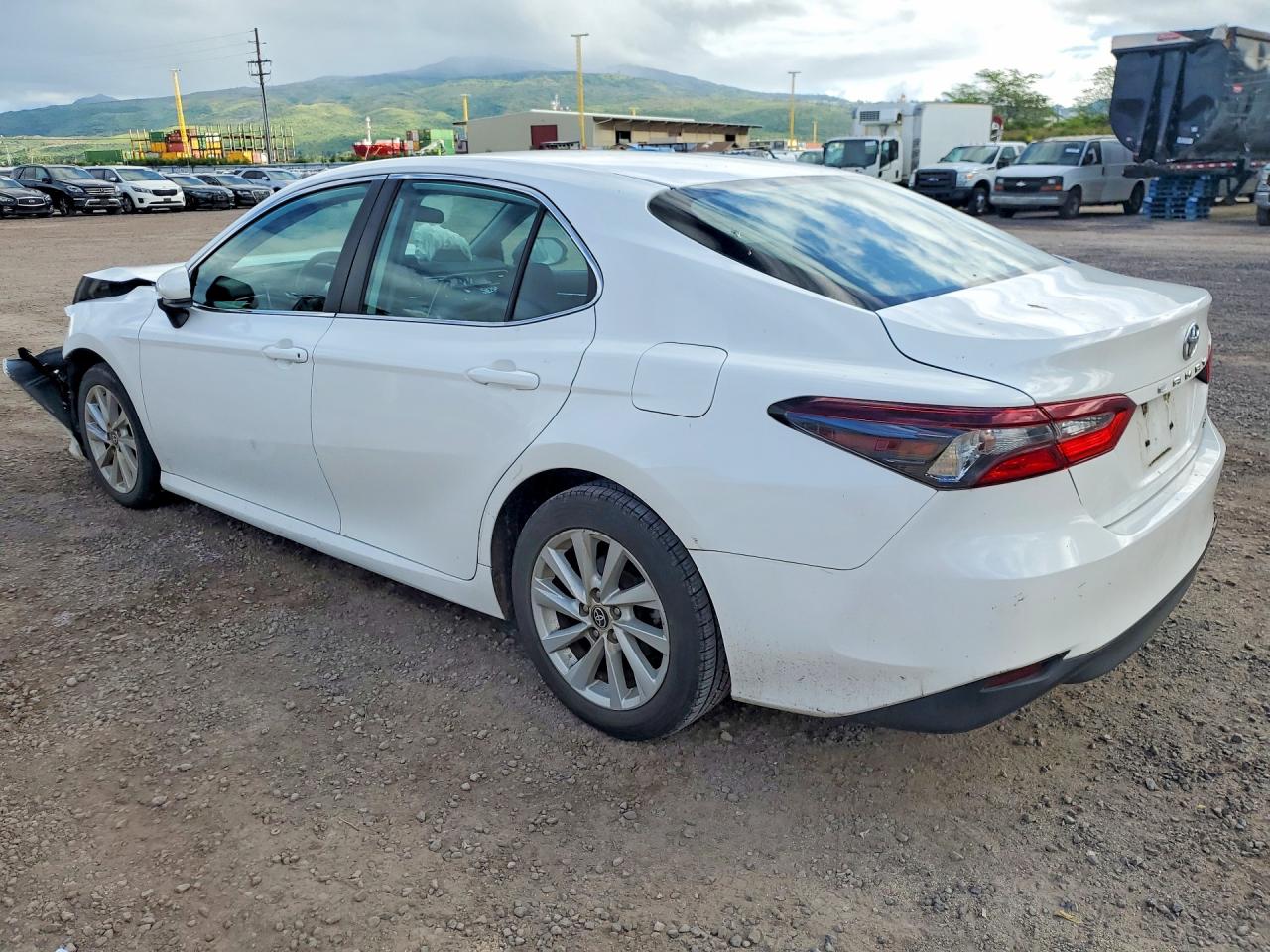 2022 Toyota Camry Le White vin: 4T1C11AK1NU639421