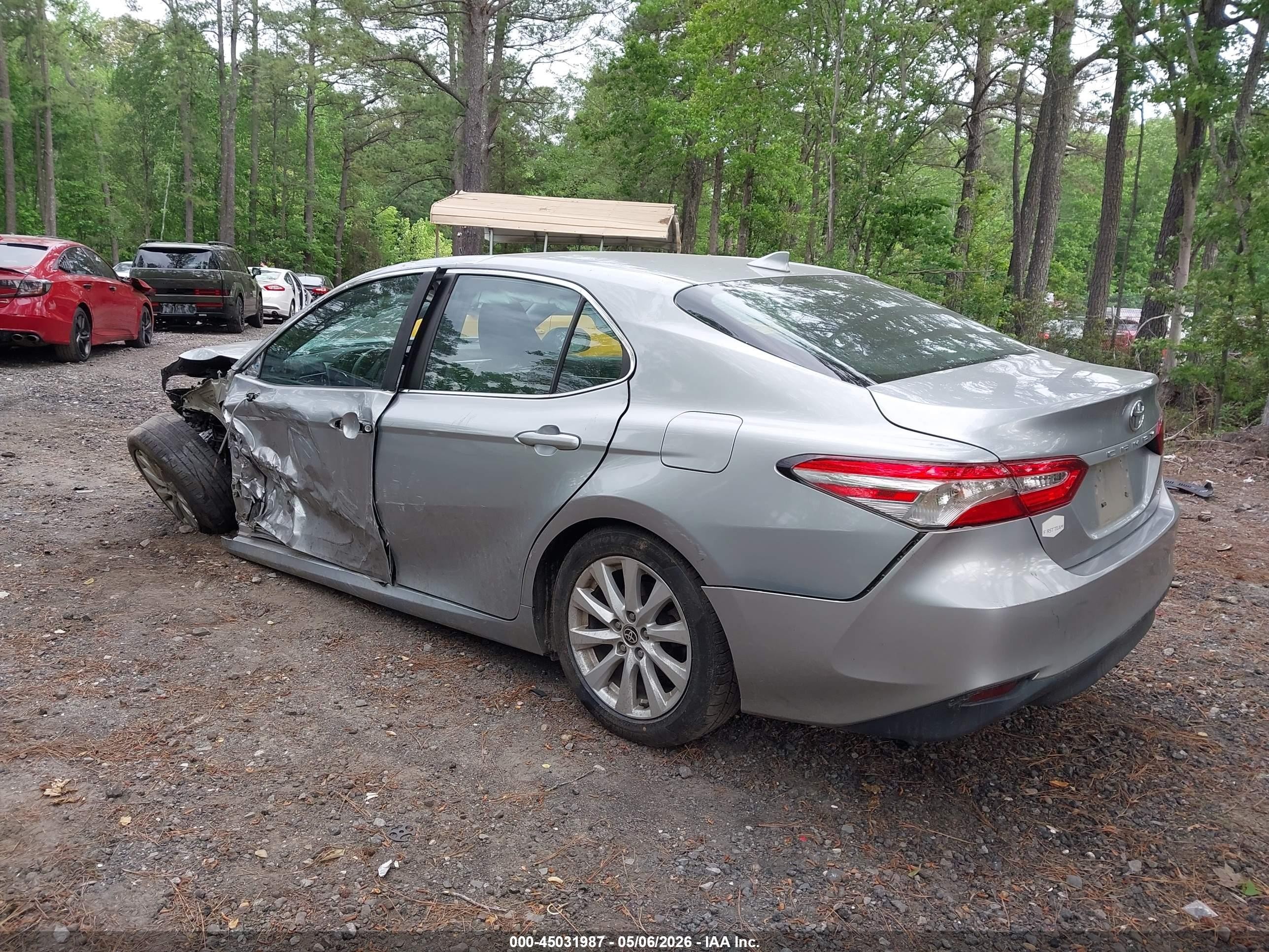 2020 Toyota Camry Le Серебряный vin: 4T1C11AK3LU999450