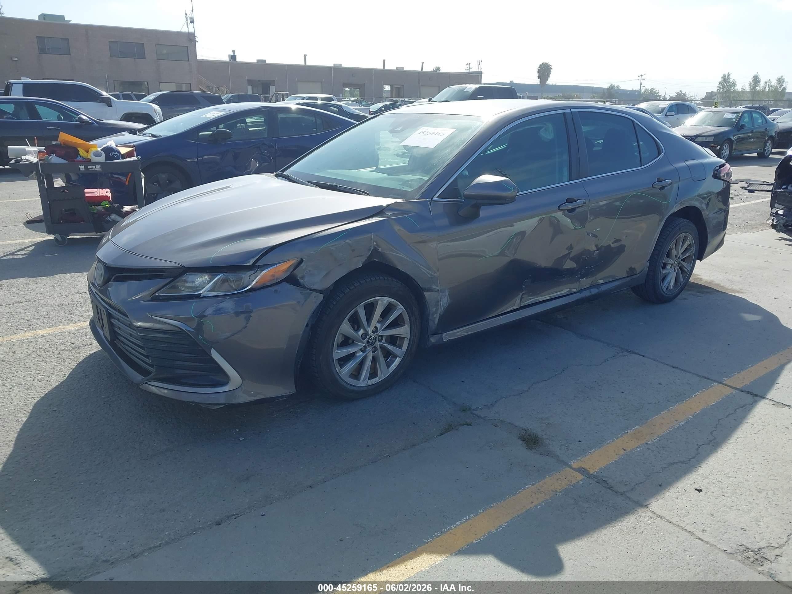 2021 Toyota Camry Le Silver vin: 4T1C11AK4MU545757