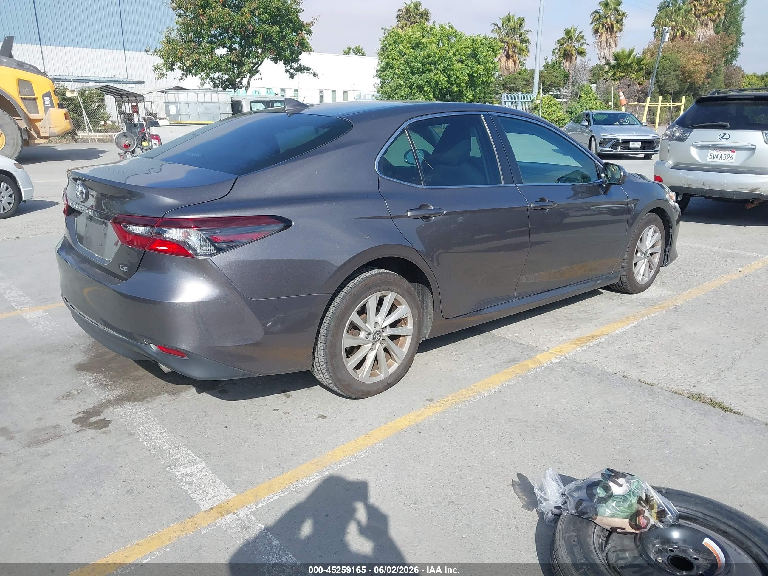 2021 Toyota Camry Le Silver vin: 4T1C11AK4MU545757