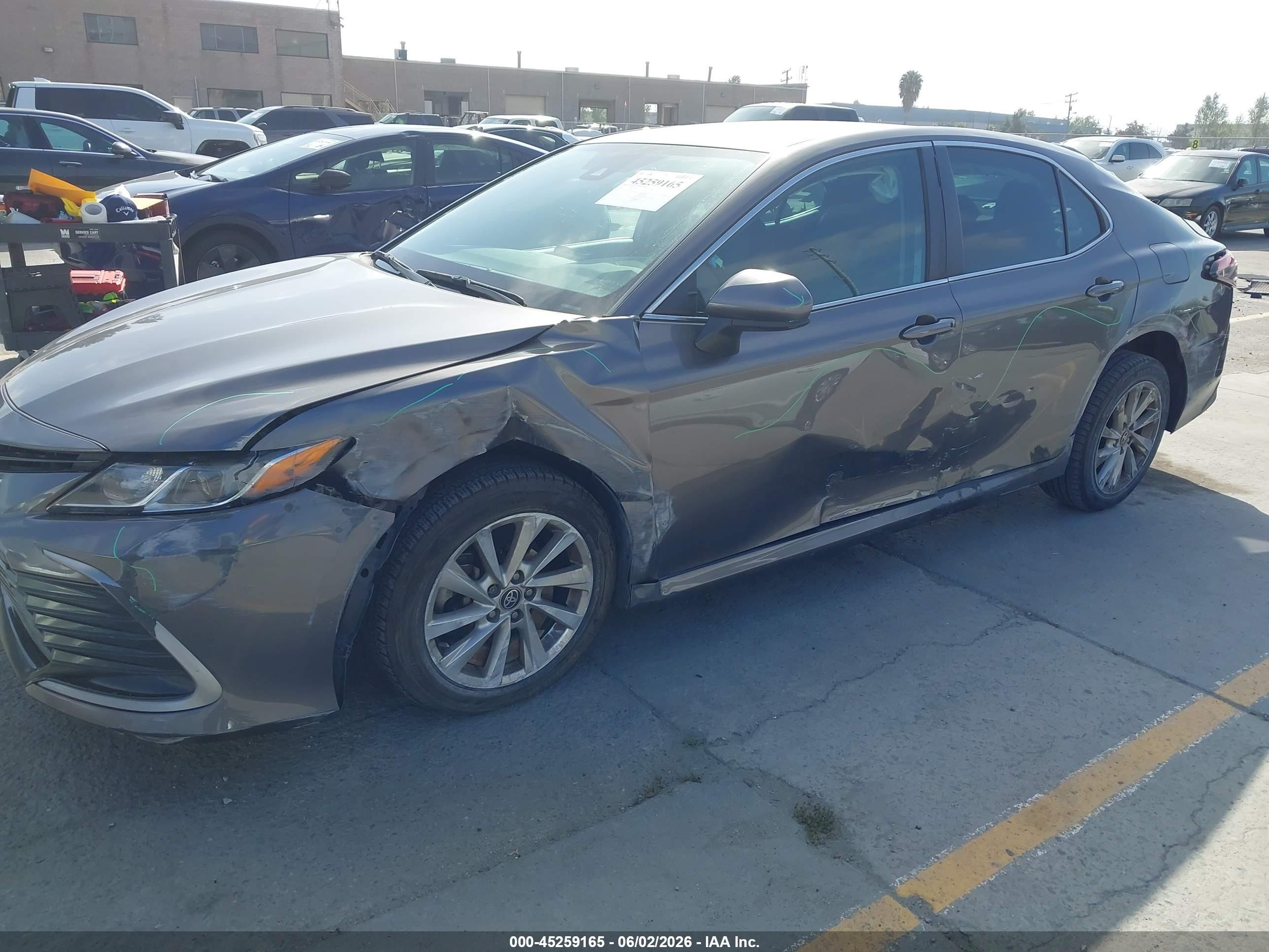 2021 Toyota Camry Le Silver vin: 4T1C11AK4MU545757
