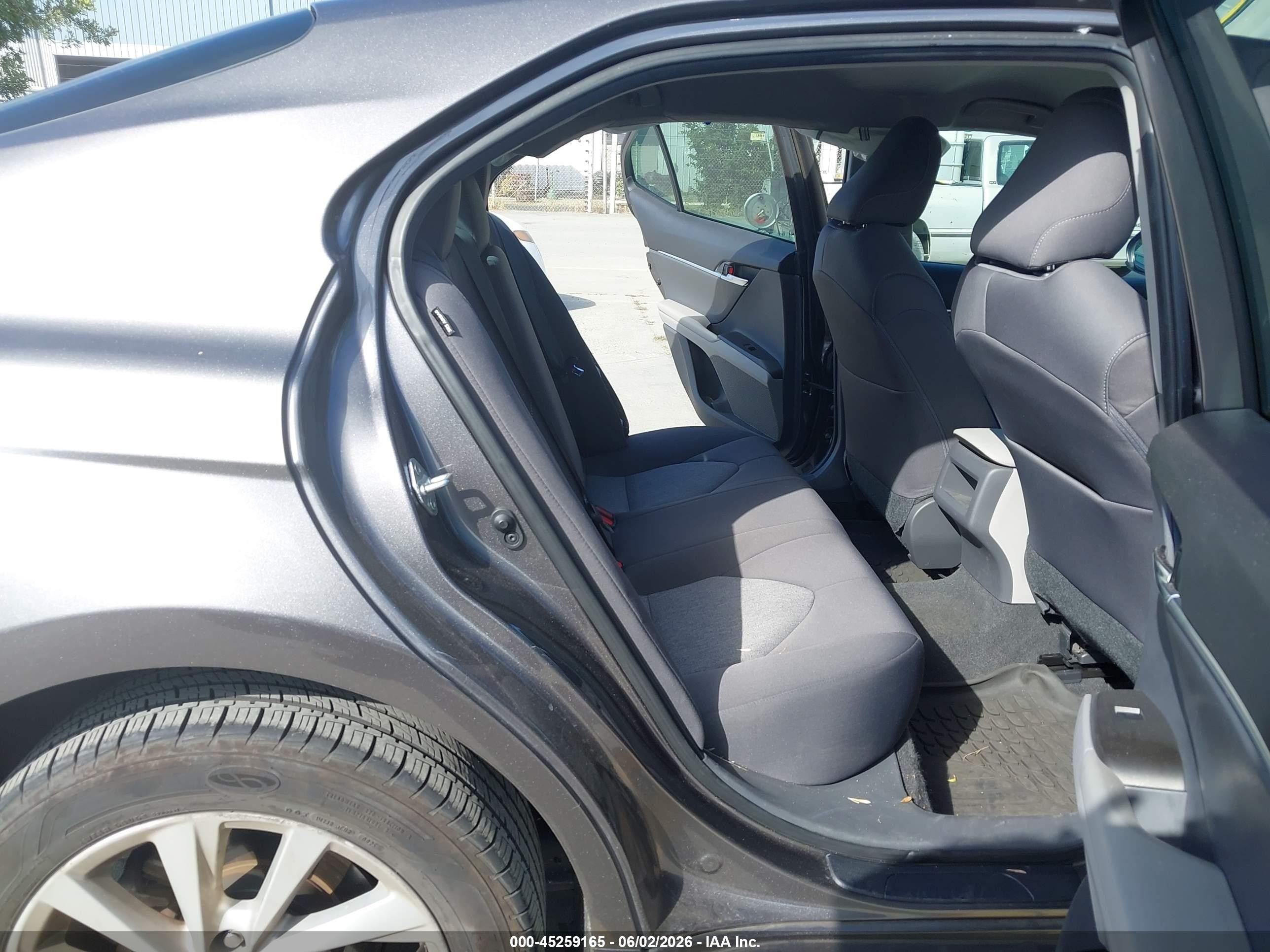 2021 Toyota Camry Le Silver vin: 4T1C11AK4MU545757