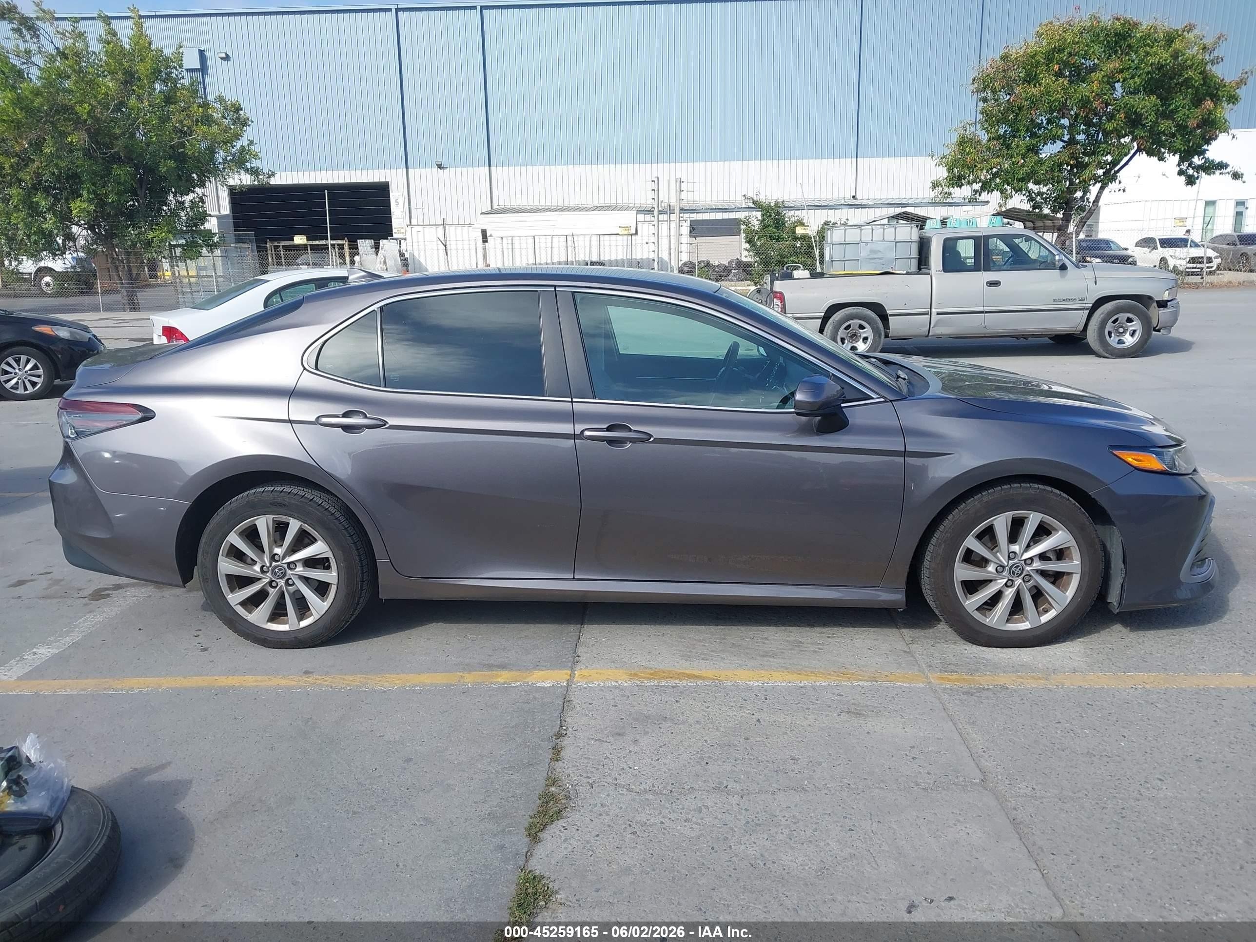 2021 Toyota Camry Le Silver vin: 4T1C11AK4MU545757