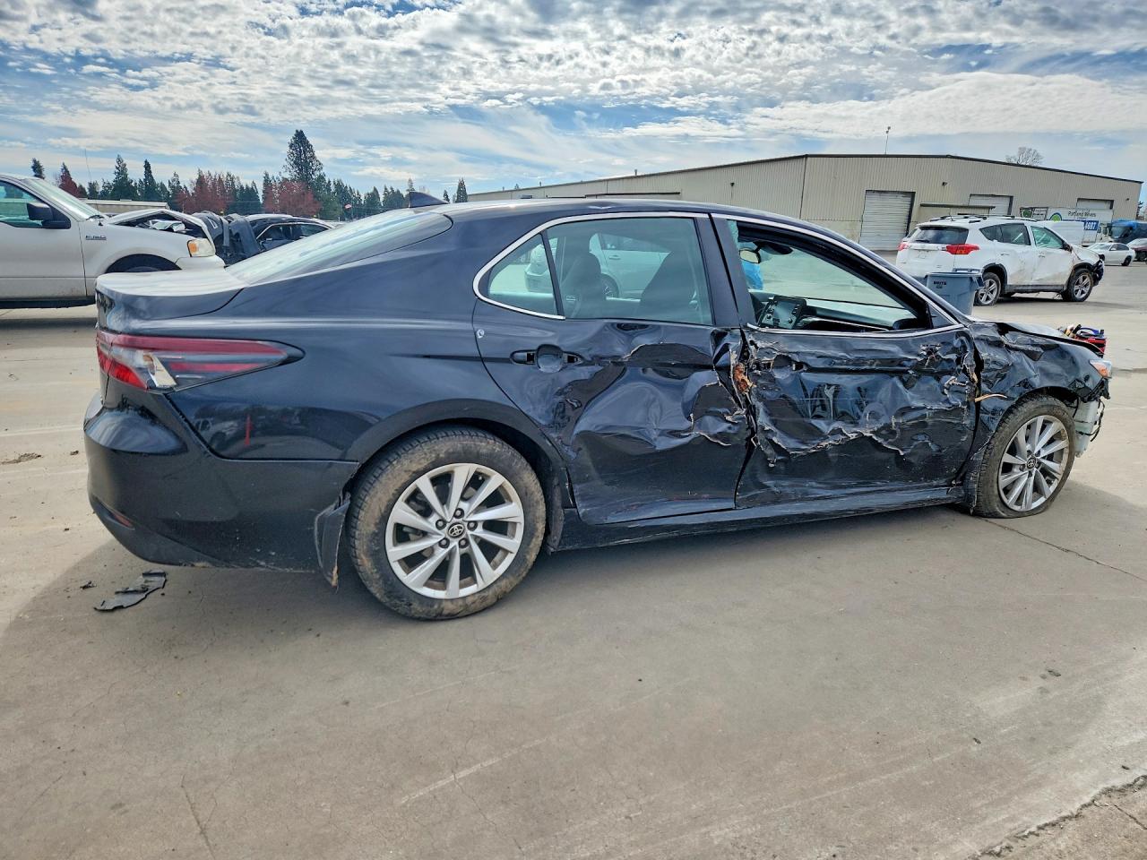 2022 Toyota Camry Le Black vin: 4T1C11AK7NU617410
