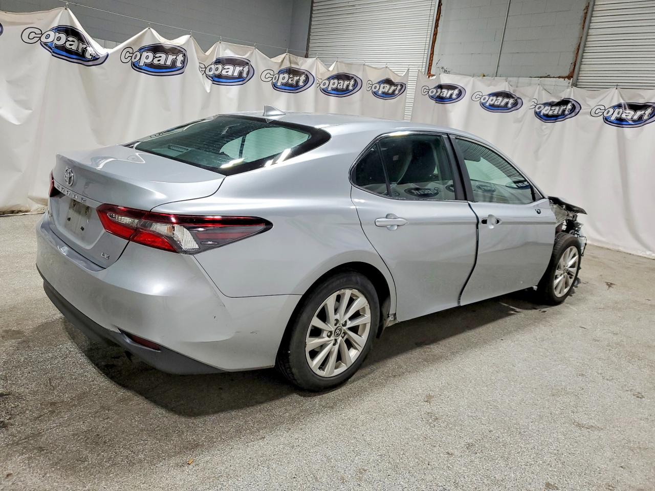 2023 Toyota Camry Le Серебряный vin: 4T1C11AK7PU162545