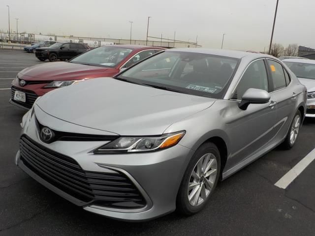 2021 Toyota Camry Le Silver vin: 4T1C11AKXMU456467