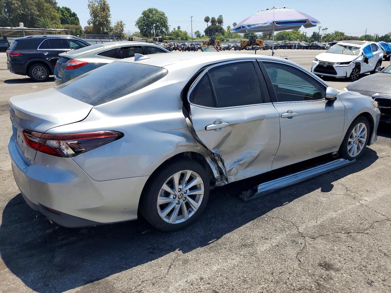 2021 Toyota Camry Le Silver vin: 4T1C11AKXMU456467
