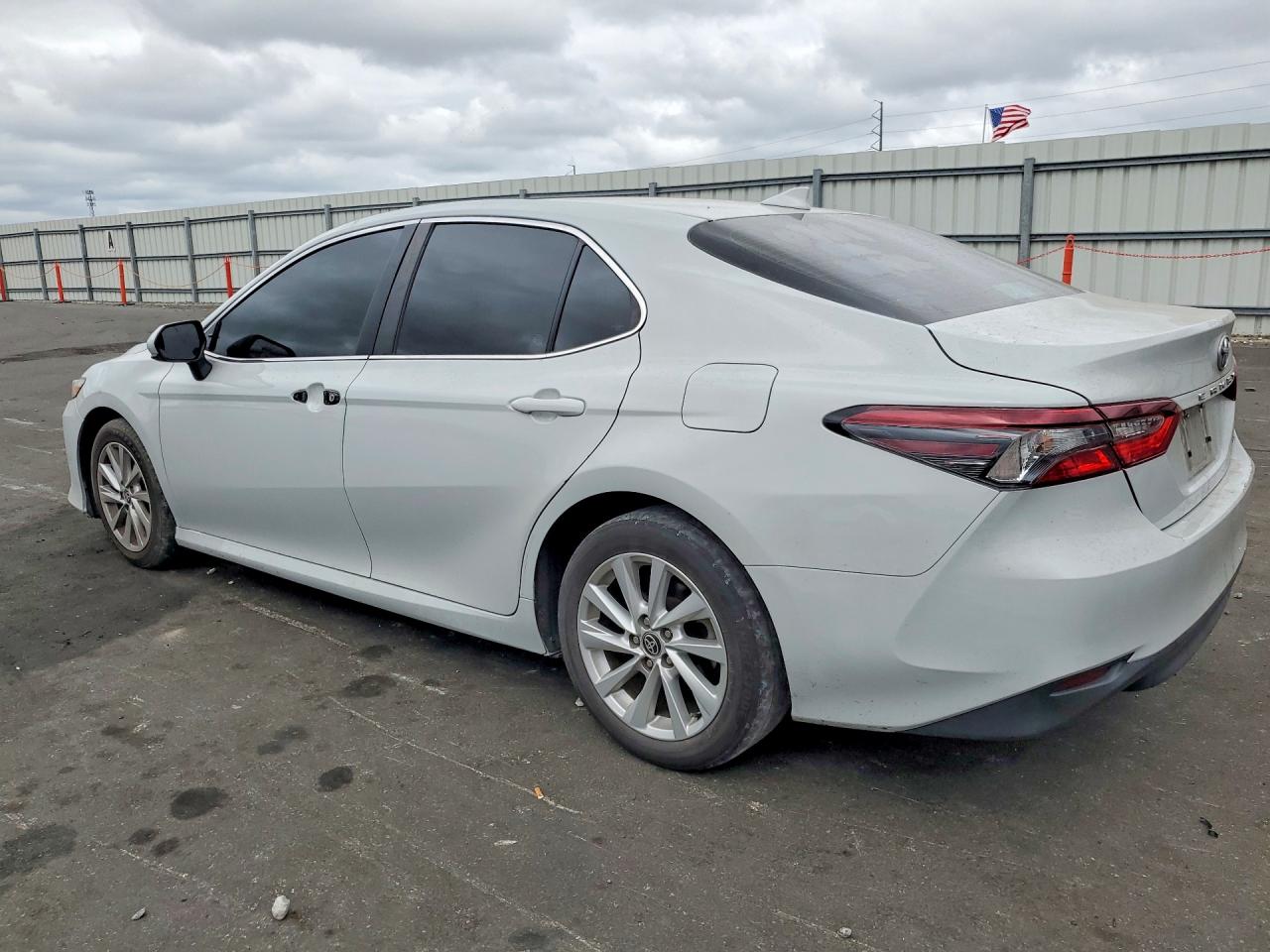 2023 Toyota Camry Le White vin: 4T1C11AKXPU180764