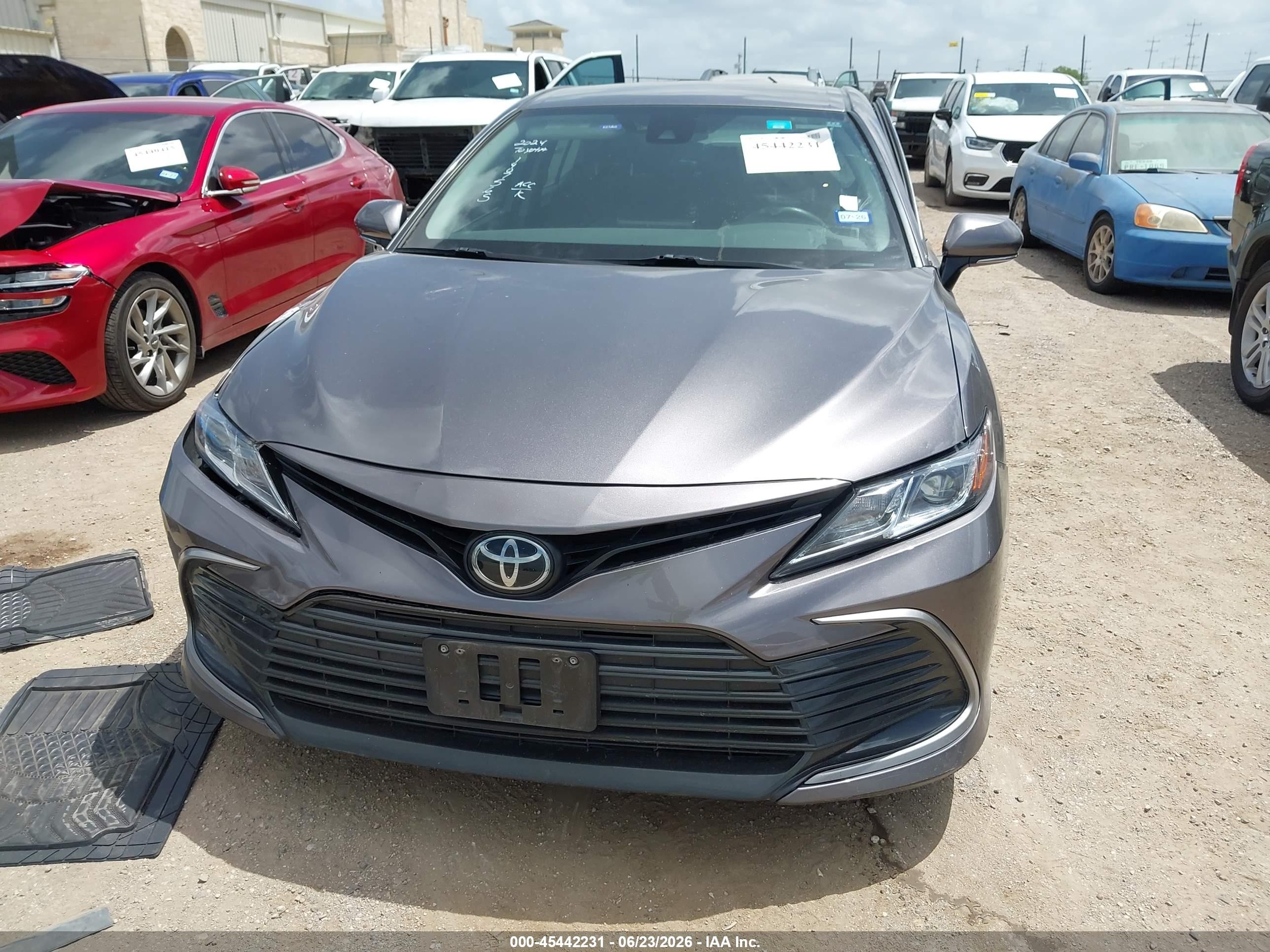 2024 Toyota Camry Le Gray vin: 4T1C11AKXRU862241