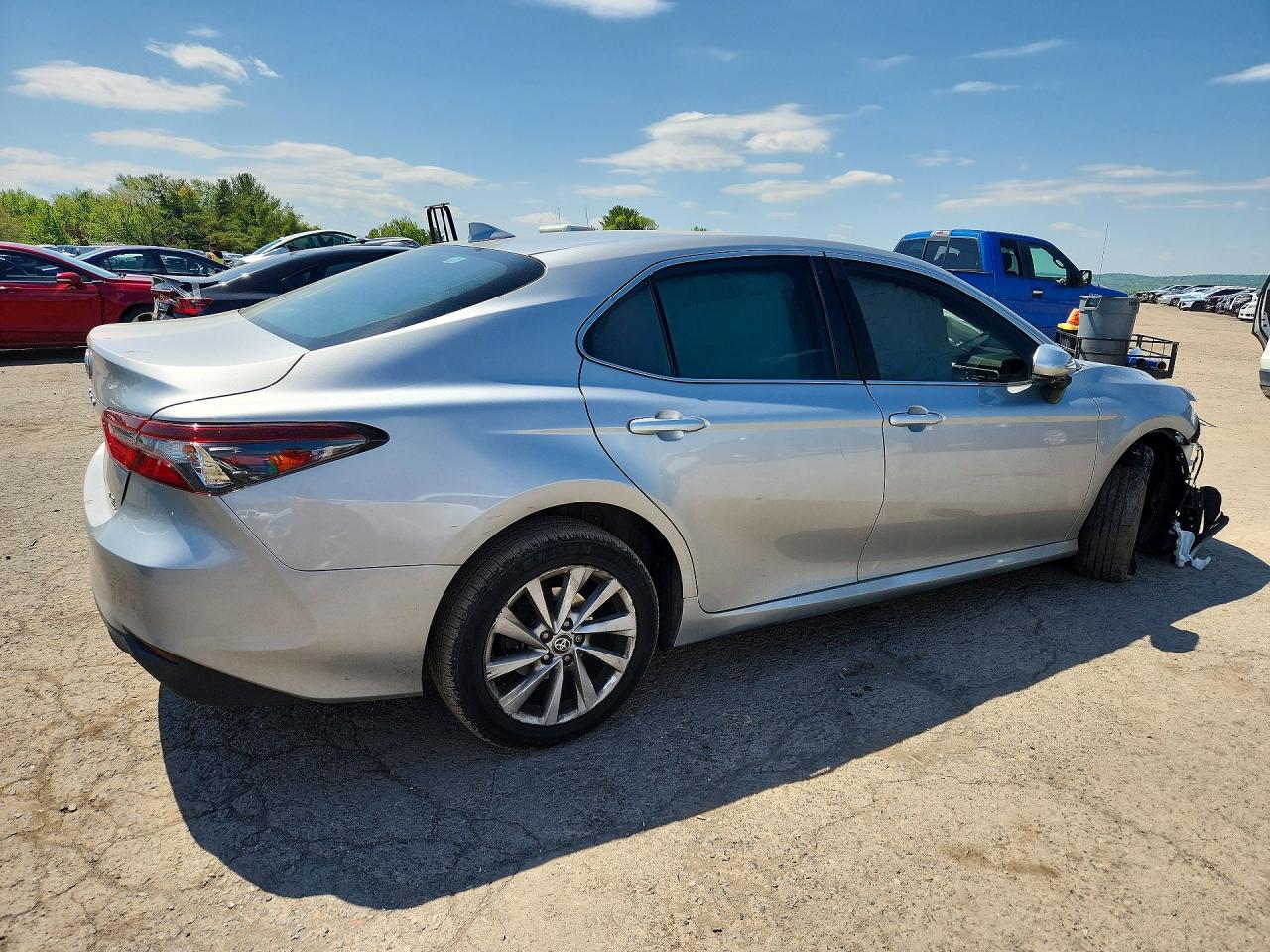 2021 Toyota Camry Le Silver vin: 4T1C11BK1MU036577