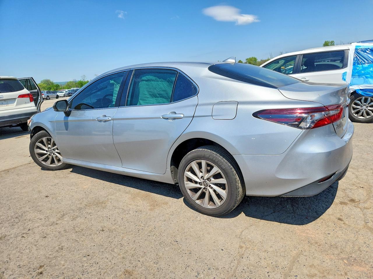 2021 Toyota Camry Le Silver vin: 4T1C11BK1MU036577