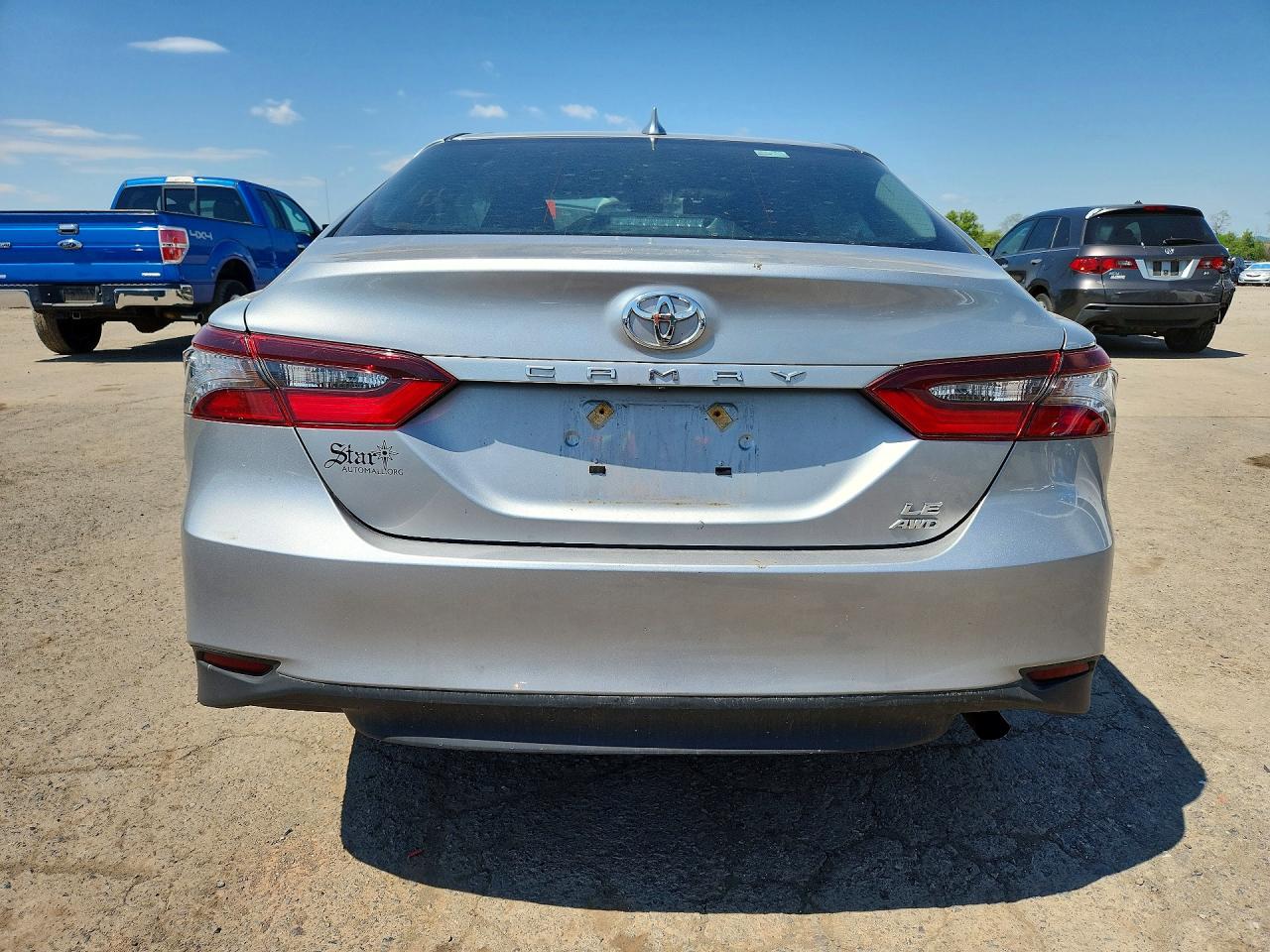 2021 Toyota Camry Le Silver vin: 4T1C11BK1MU036577