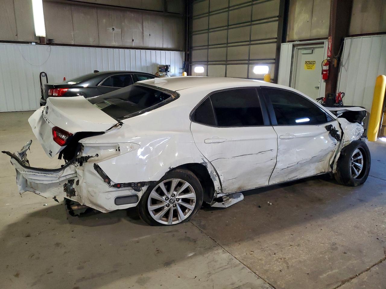 2021 Toyota Camry Le White vin: 4T1C11BK7MU045185