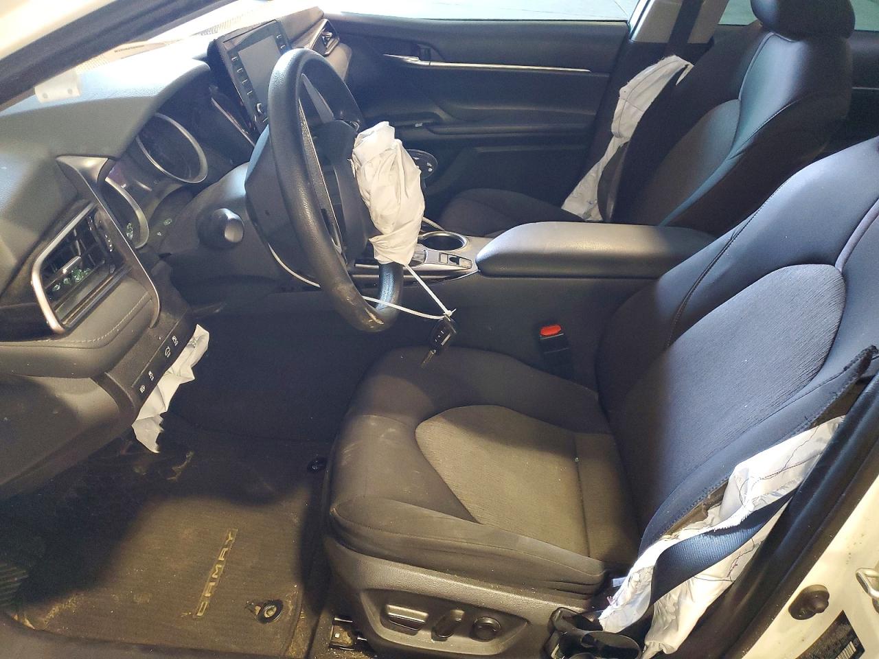 2021 Toyota Camry Le White vin: 4T1C11BK7MU045185