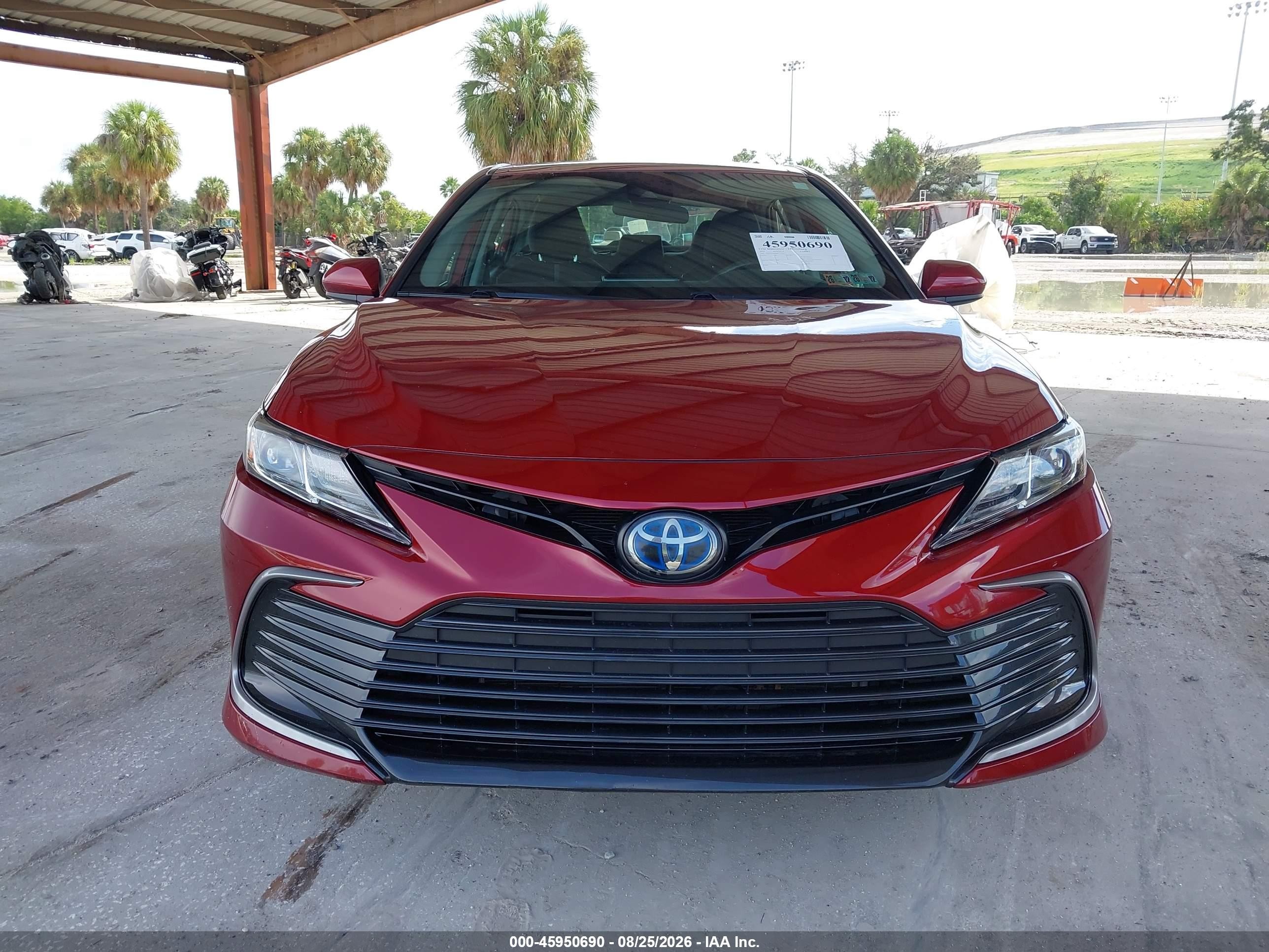 2021 Toyota Camry Le Hybrid Red vin: 4T1C31AK0MU552473