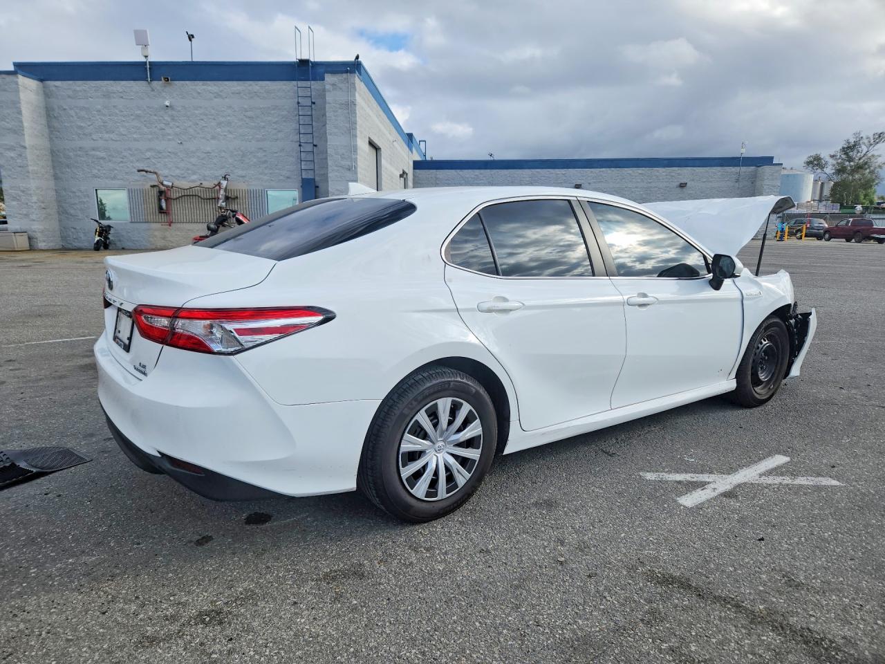 2020 Toyota Camry Le White vin: 4T1C31AK4LU542429