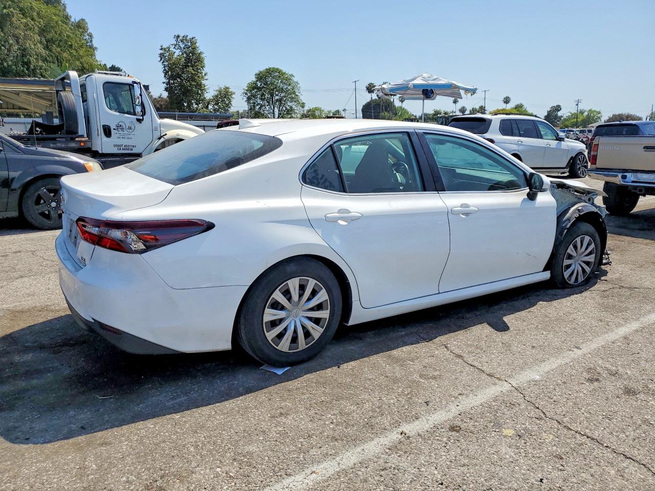 2024 Toyota Camry Le White vin: 4T1C31AK8RU071524