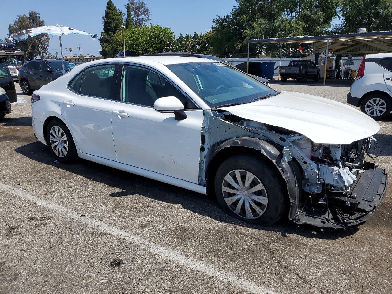 2024 Toyota Camry Le White vin: 4T1C31AK8RU071524