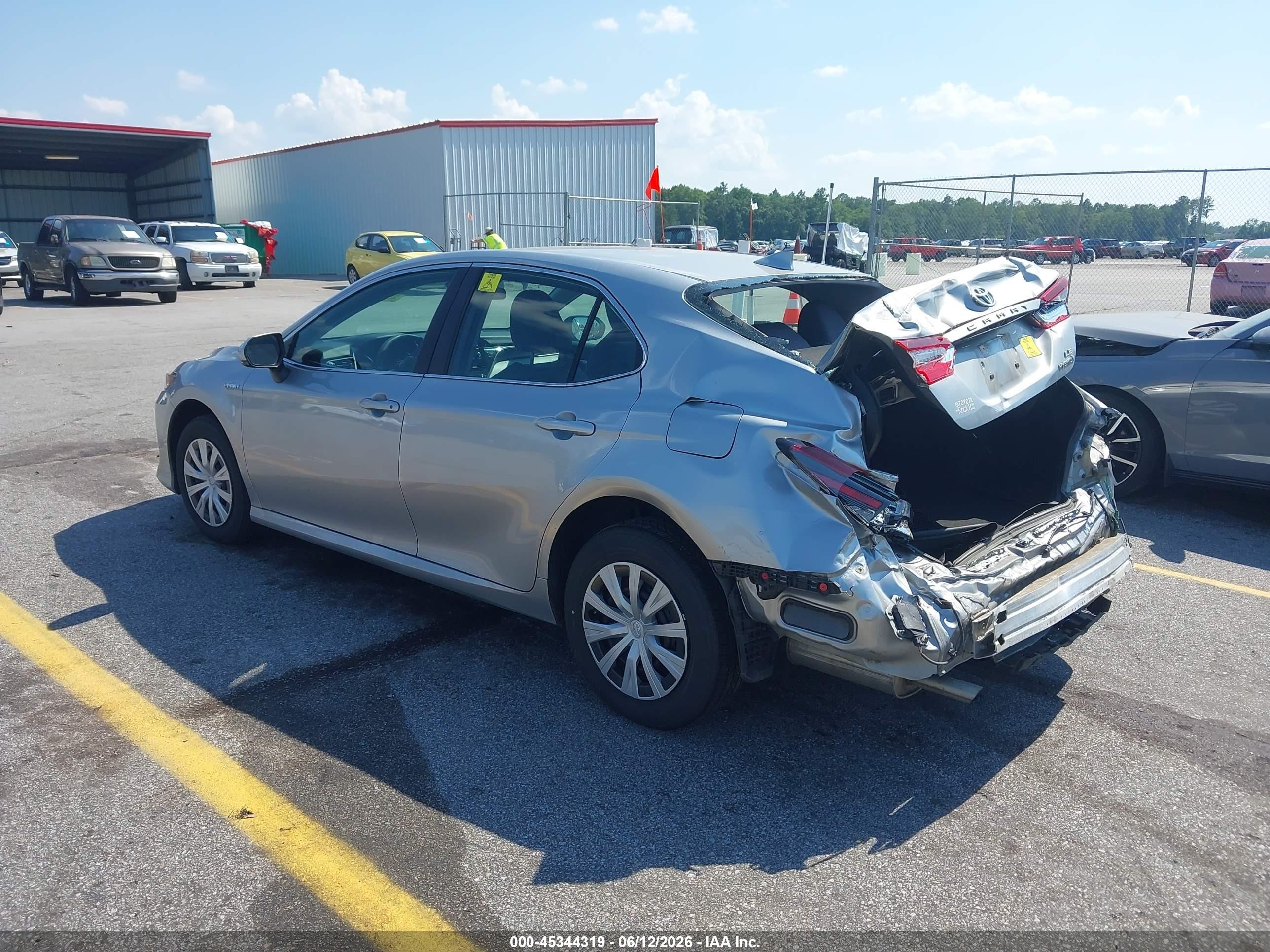 2021 Toyota Camry Le Hybrid Серебряный vin: 4T1C31AK9MU562841