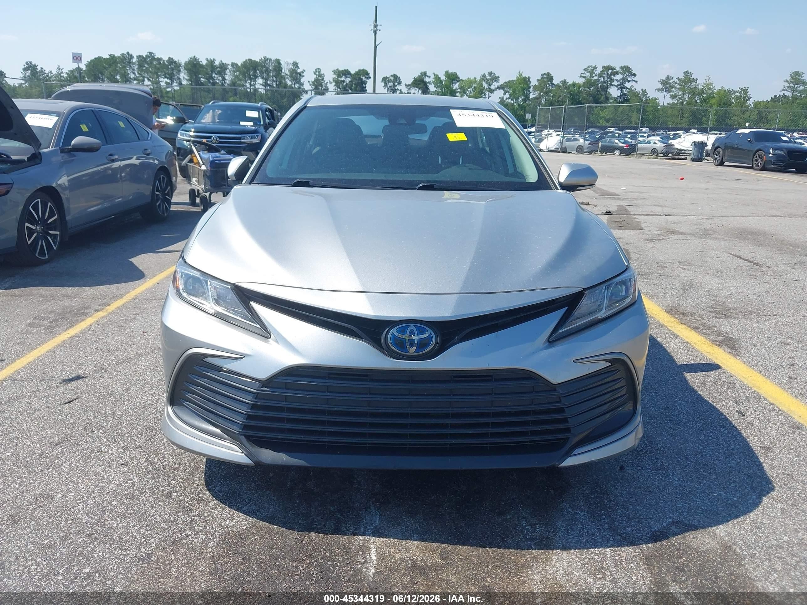 2021 Toyota Camry Le Hybrid Серебряный vin: 4T1C31AK9MU562841
