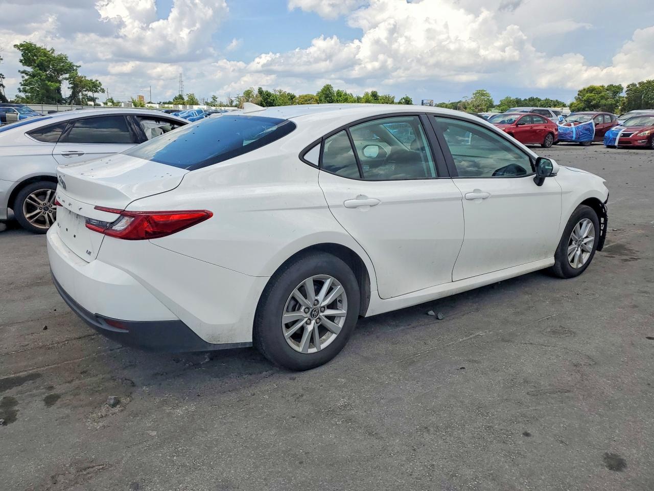 2025 Toyota Camry Le White vin: 4T1DAACK0SU026624