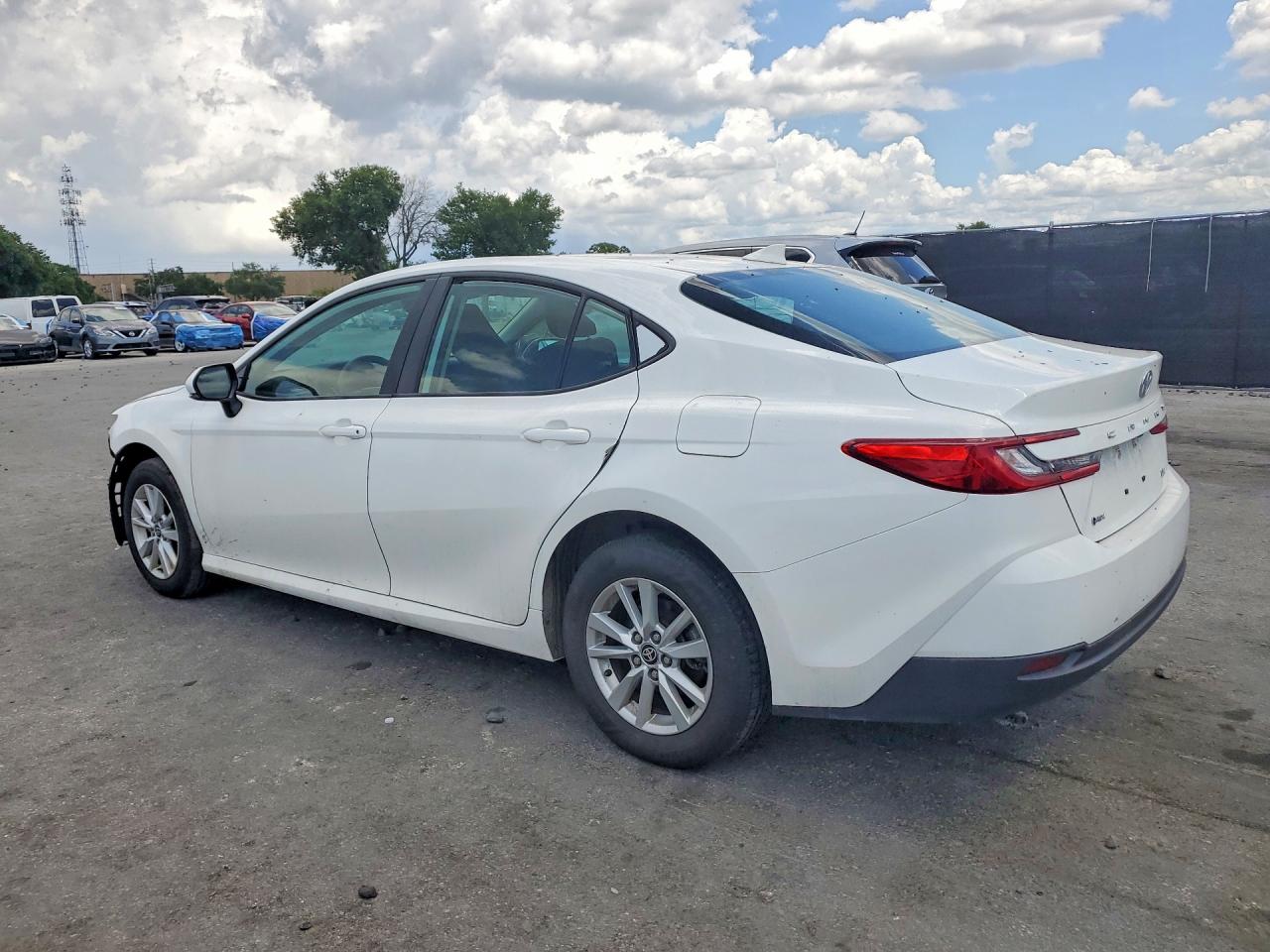 2025 Toyota Camry Le White vin: 4T1DAACK0SU026624