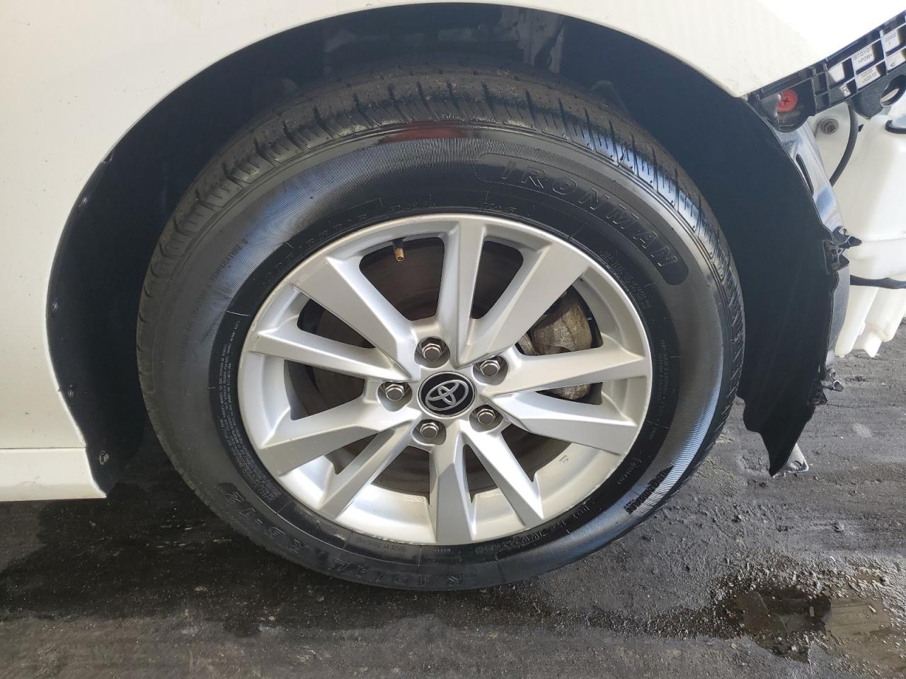 2025 Toyota Camry Le White vin: 4T1DAACK0SU026624 Damage: Right Front Wheel, Curb Rash, > 12 Inches