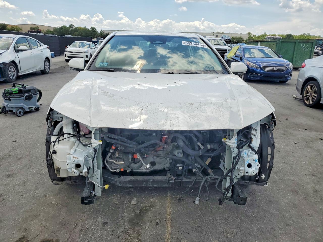 2025 Toyota Camry Le White vin: 4T1DAACK0SU026624
