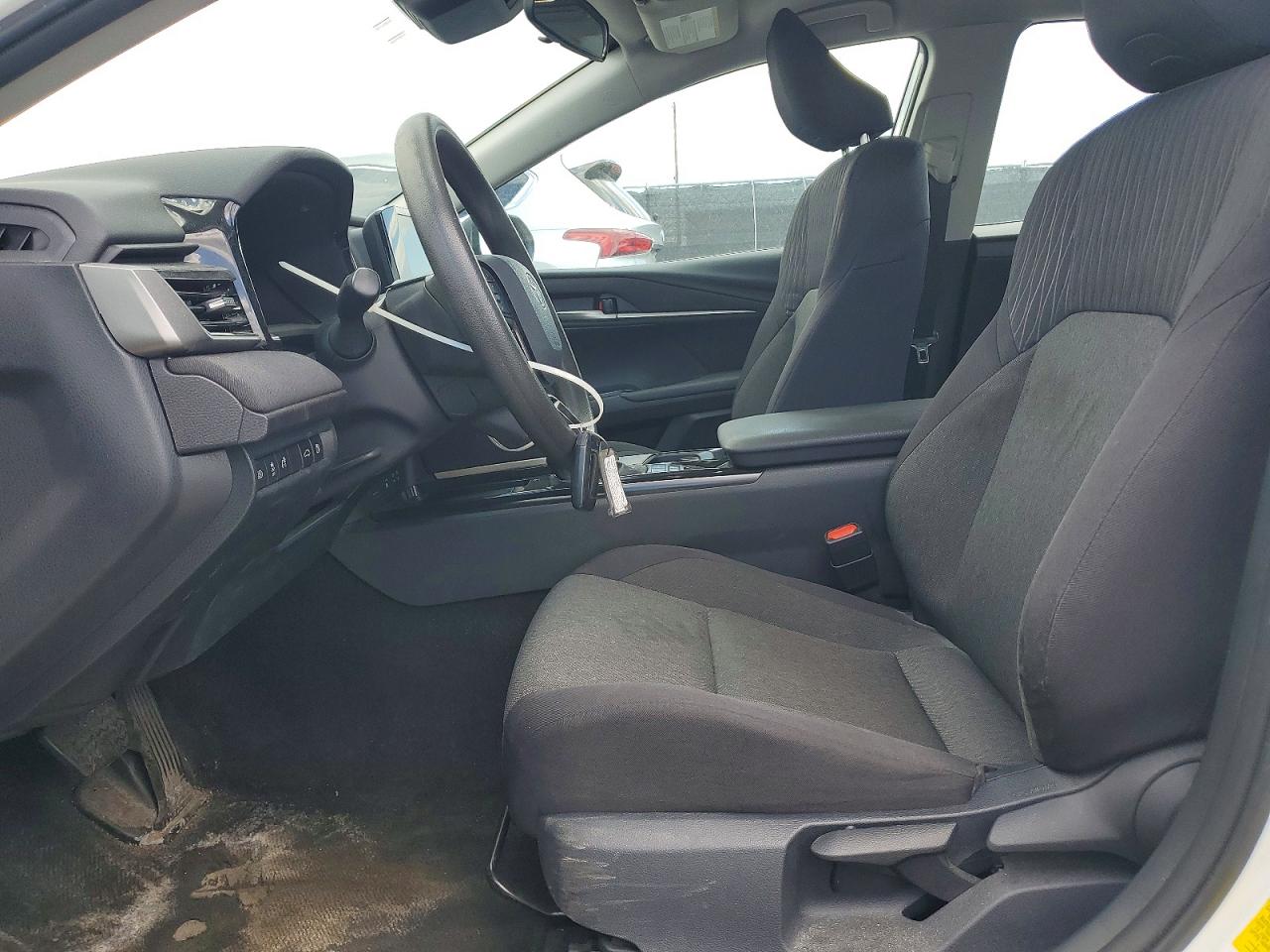 2025 Toyota Camry Le White vin: 4T1DAACK0SU026624
