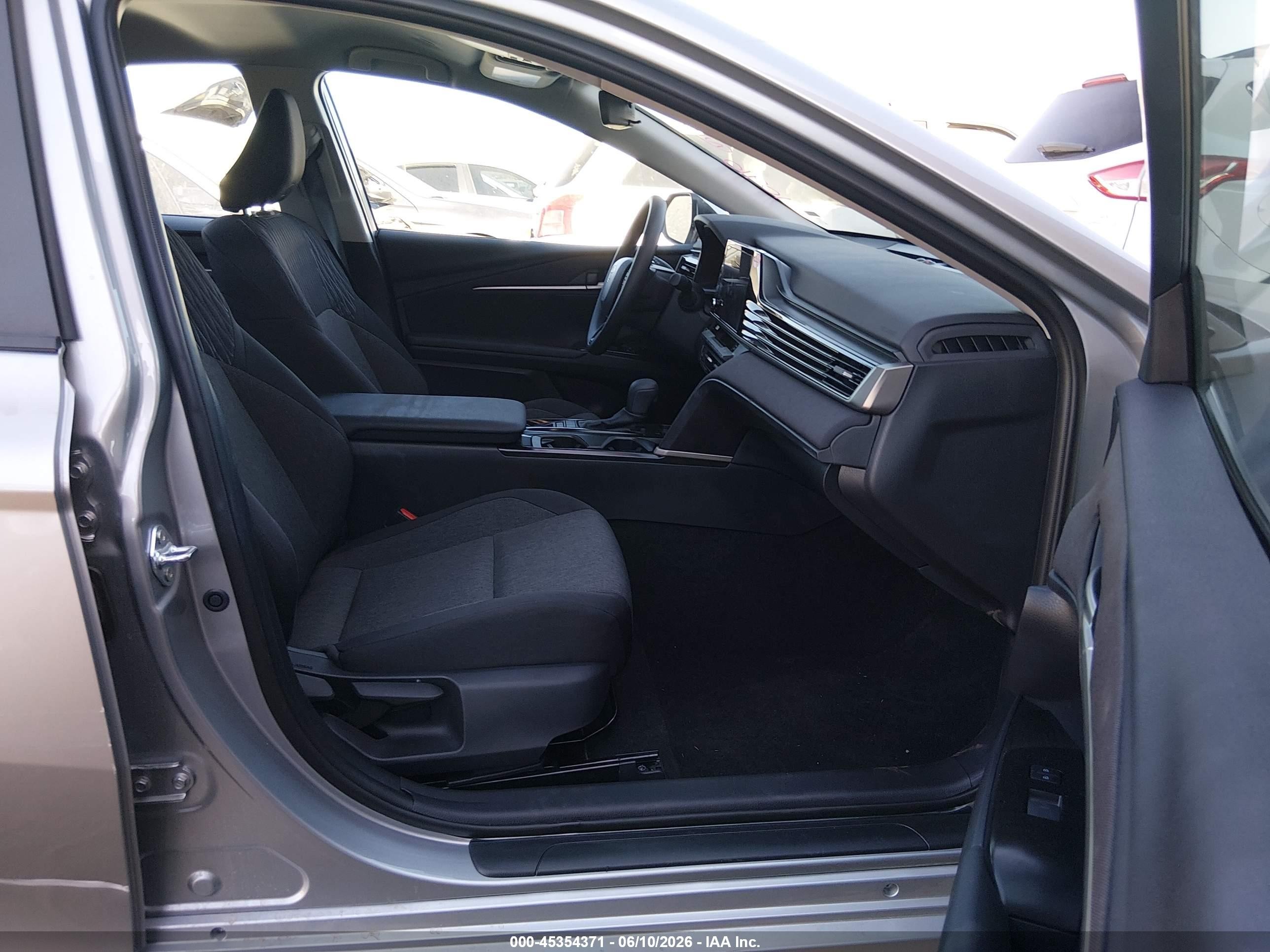 2026 Toyota Camry Le Silver vin: 4T1DAACK0TU255175