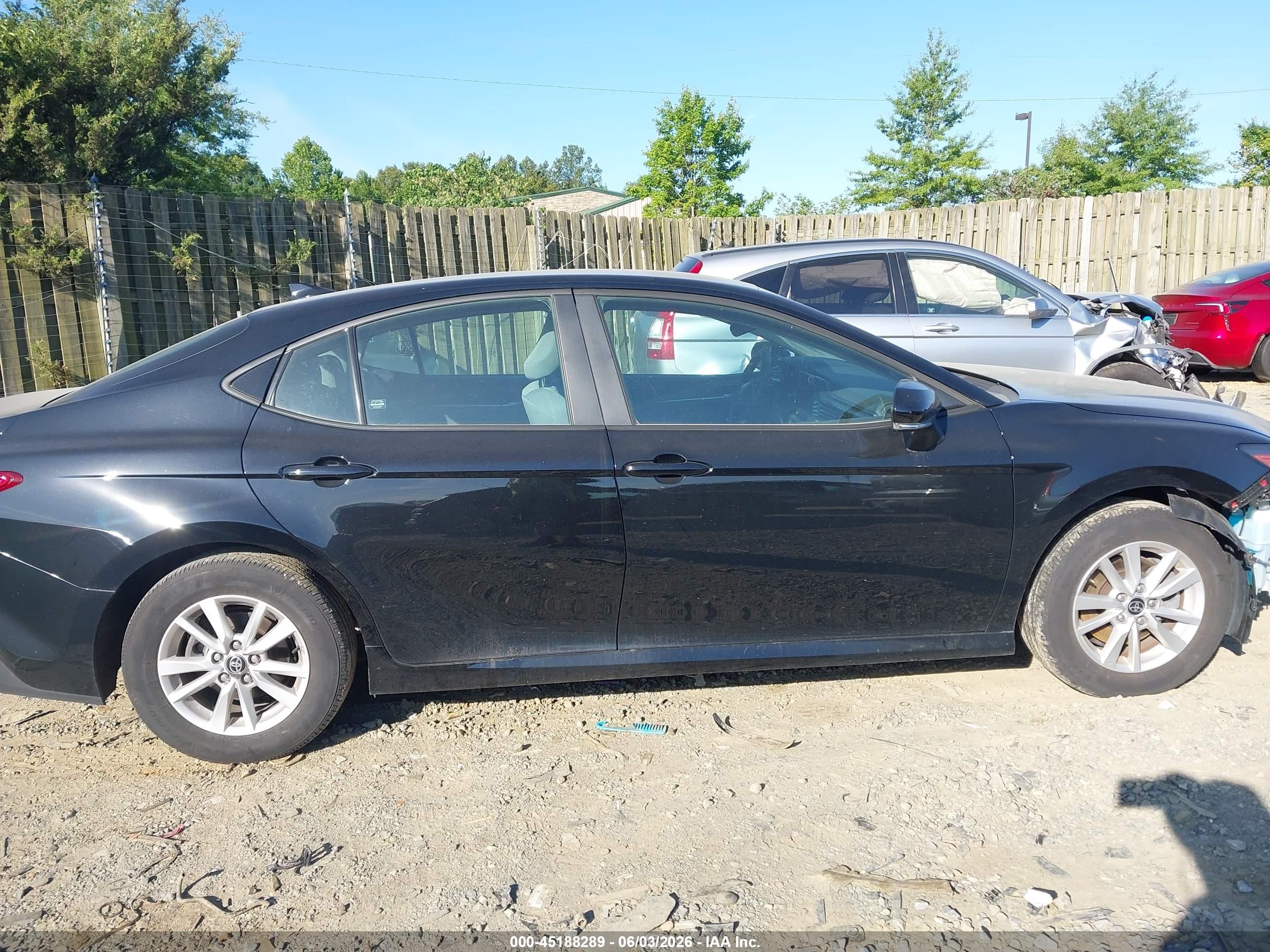2025 Toyota Camry Le Black vin: 4T1DAACK2SU545786