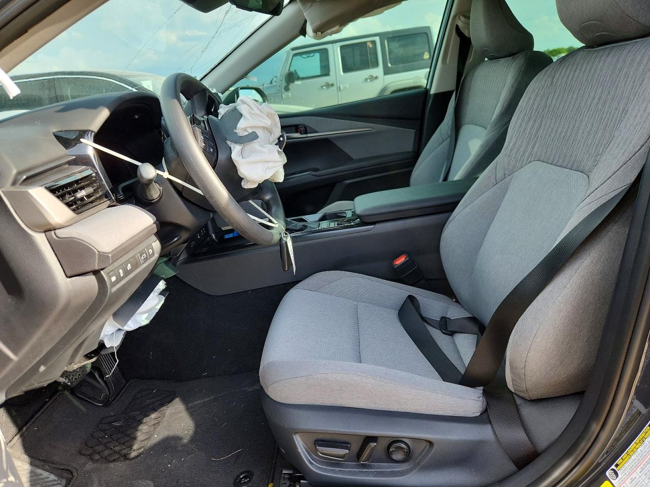 2026 Toyota Camry Le Gray vin: 4T1DAACK2TU704100