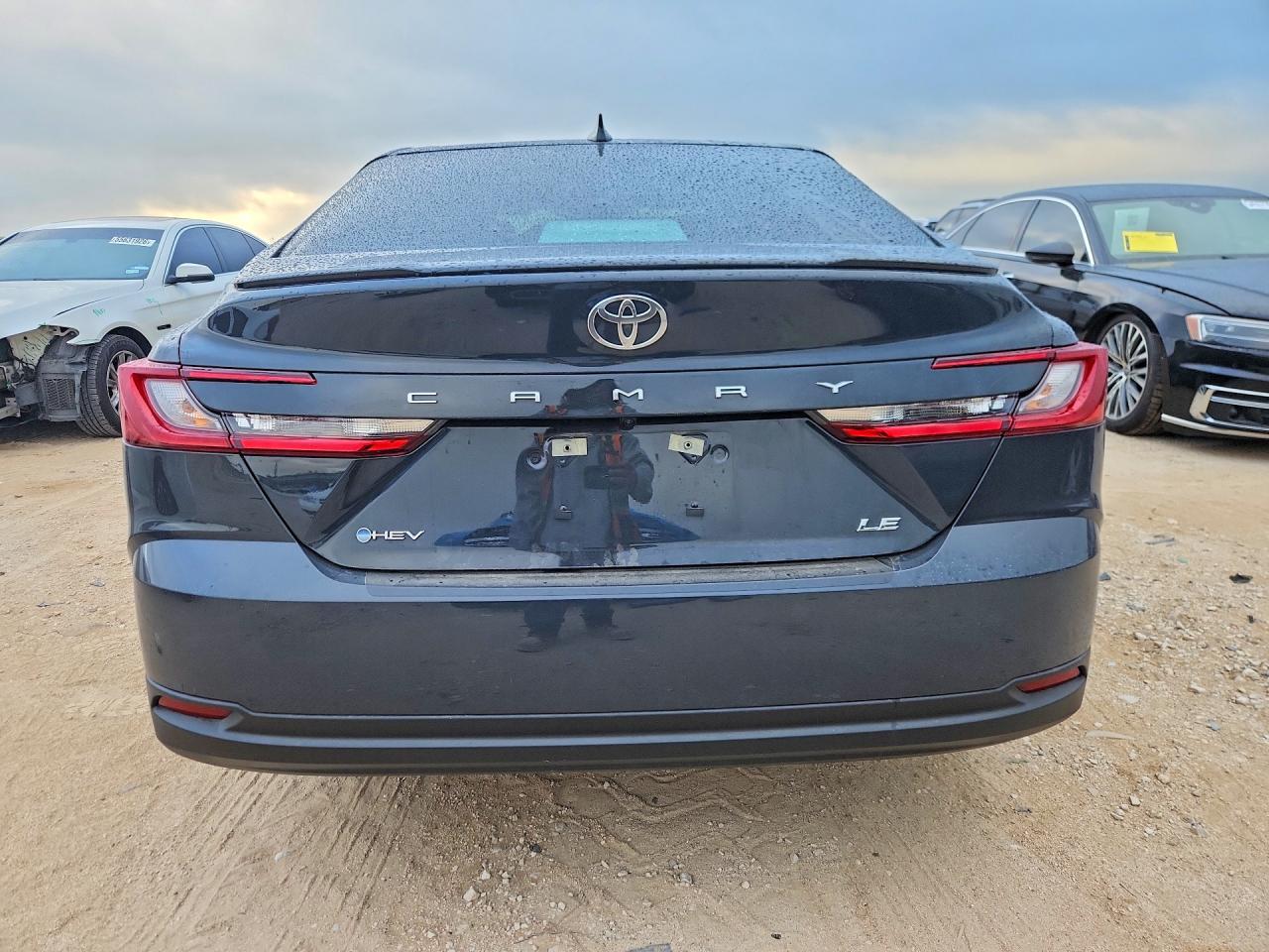 2026 Toyota Camry Le Gray vin: 4T1DAACK2TU704100