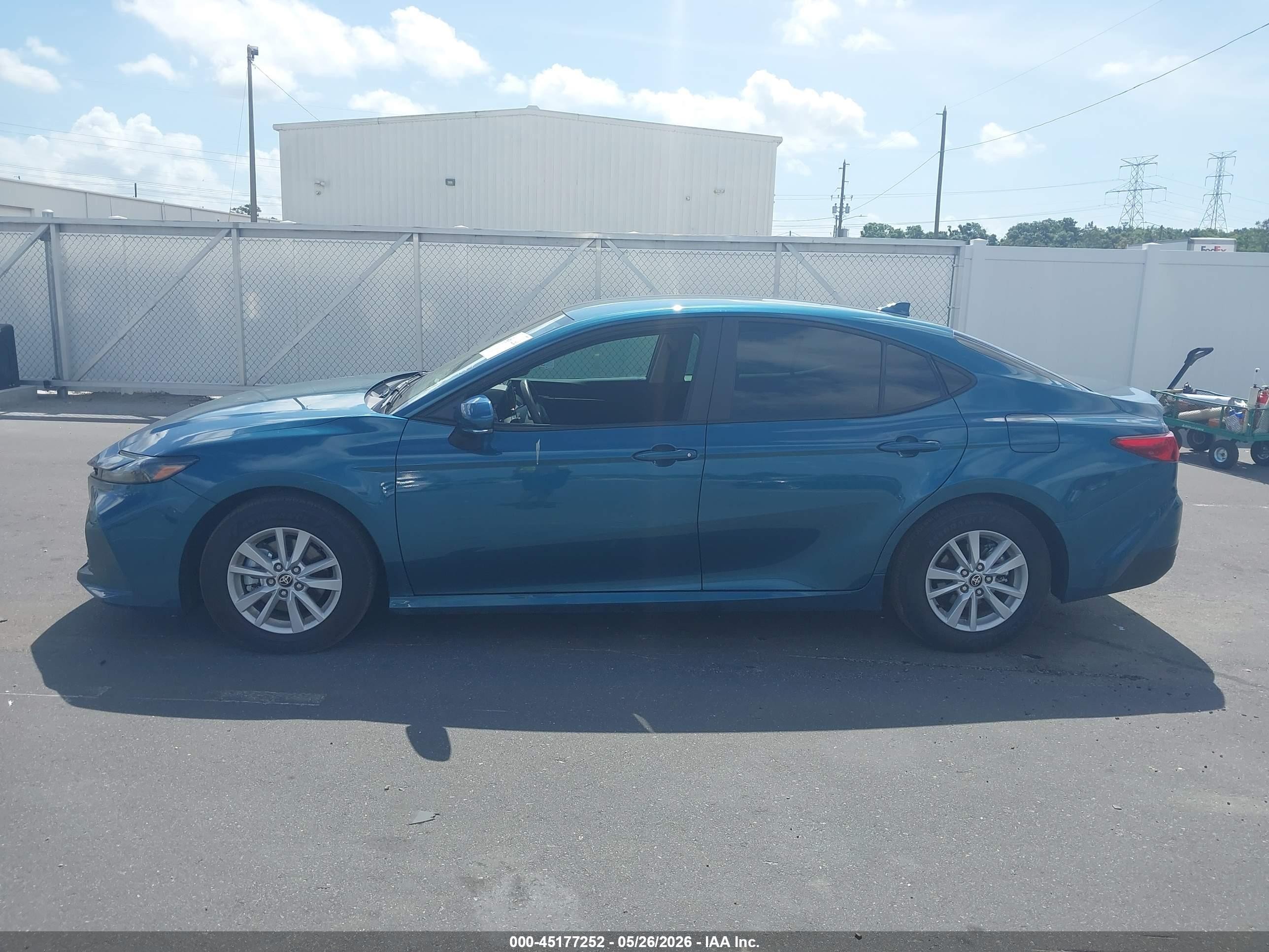 2026 Toyota Camry Le Blue vin: 4T1DAACK3TU260984