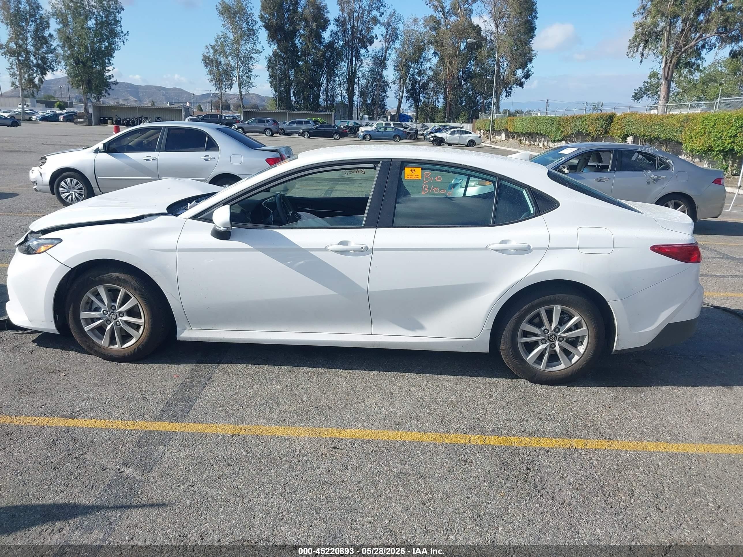 2026 Toyota Camry Le Белый vin: 4T1DAACK5TU209096