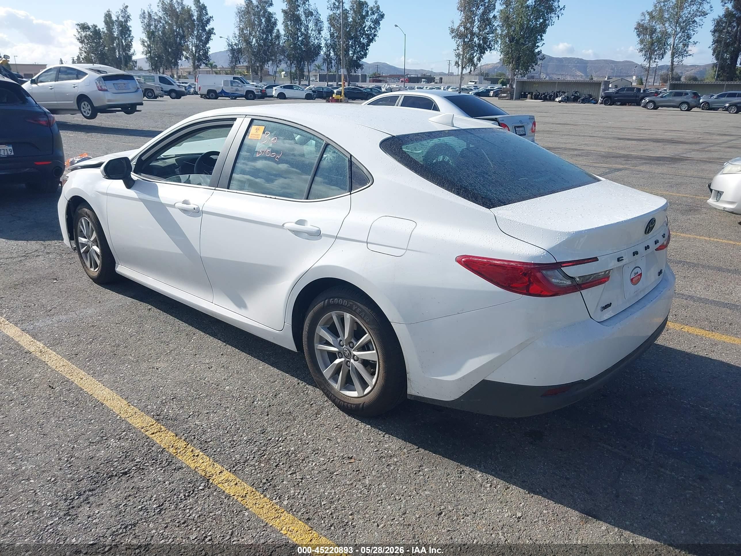 2026 Toyota Camry Le Белый vin: 4T1DAACK5TU209096