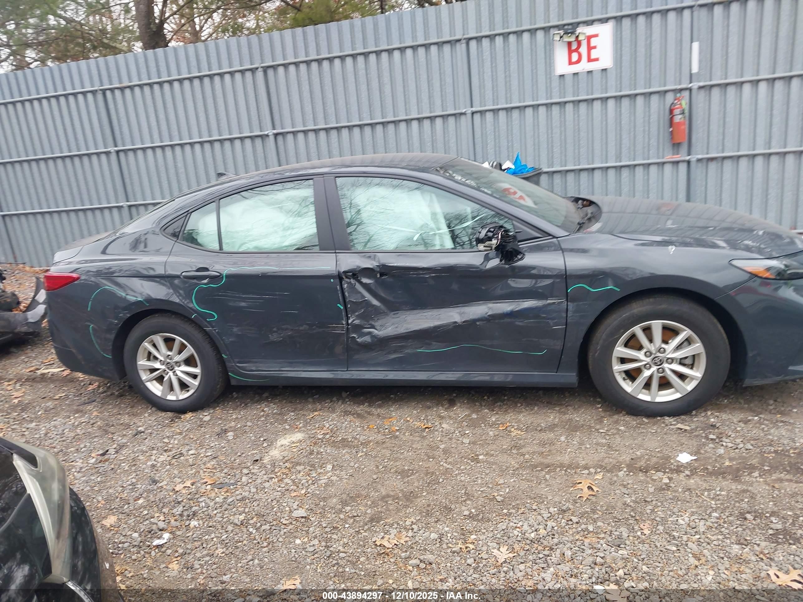 2025 Toyota Camry Le Gray vin: 4T1DAACK6SU108986