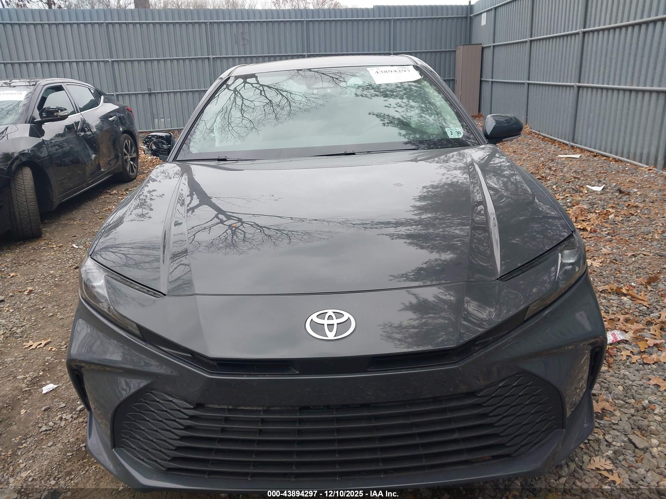 2025 Toyota Camry Le Gray vin: 4T1DAACK6SU108986