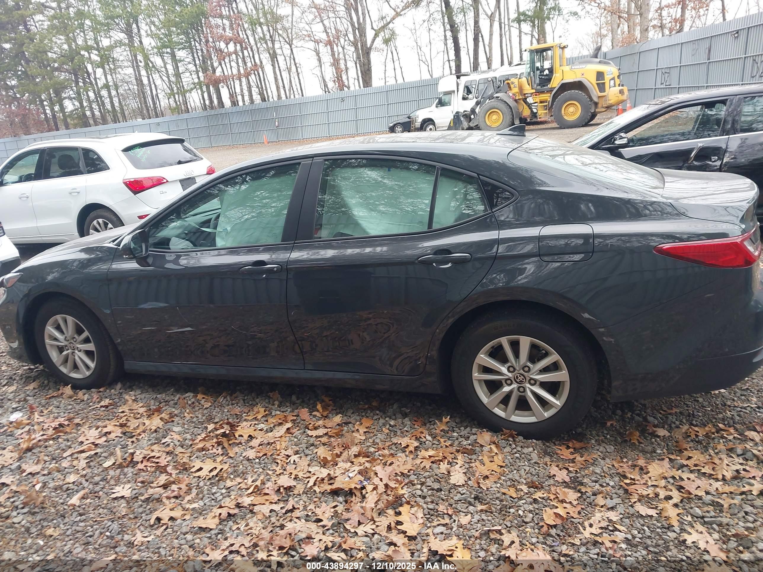 2025 Toyota Camry Le Gray vin: 4T1DAACK6SU108986