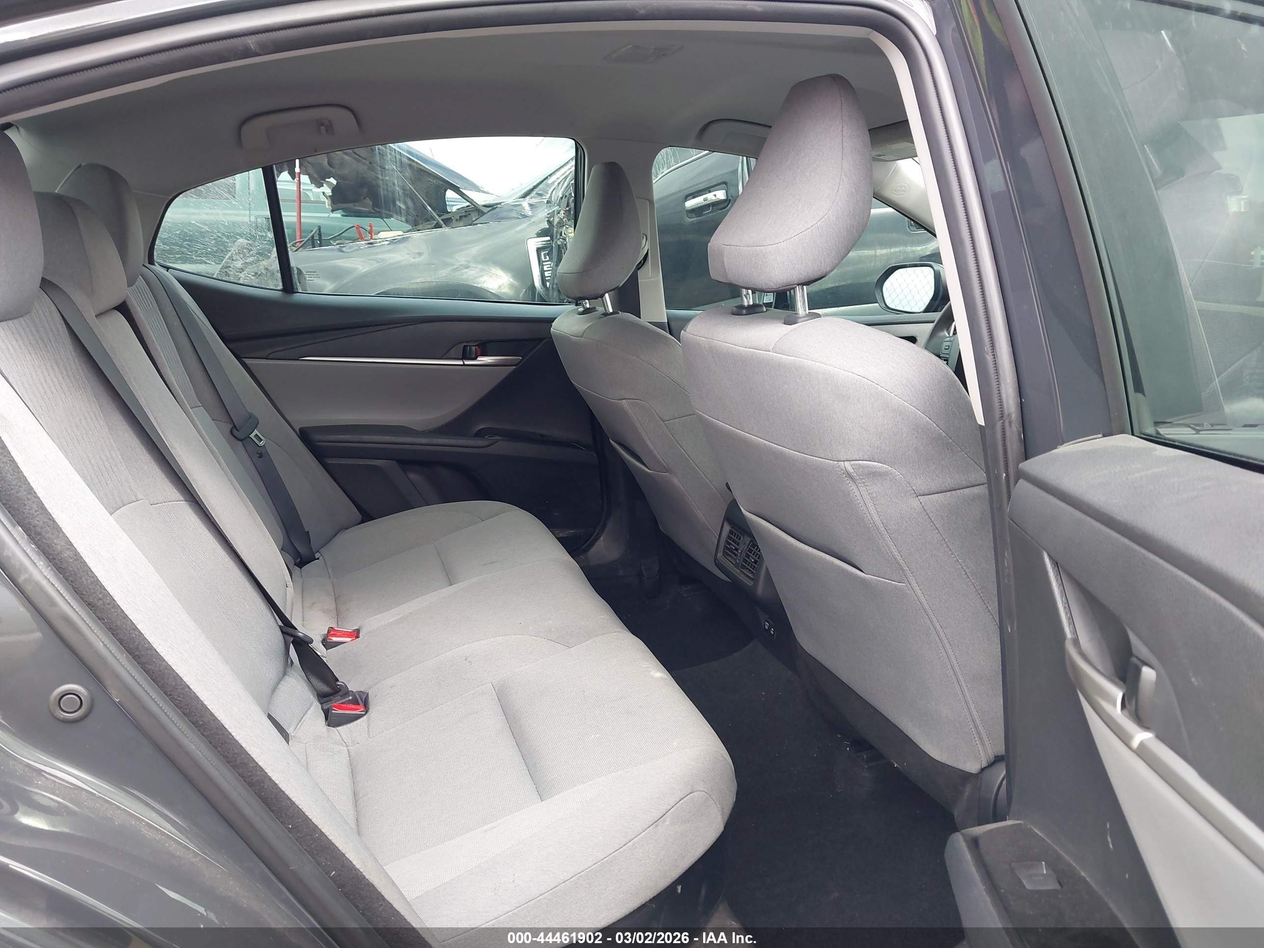 2025 Toyota Camry Le Gray vin: 4T1DAACK7SU586138