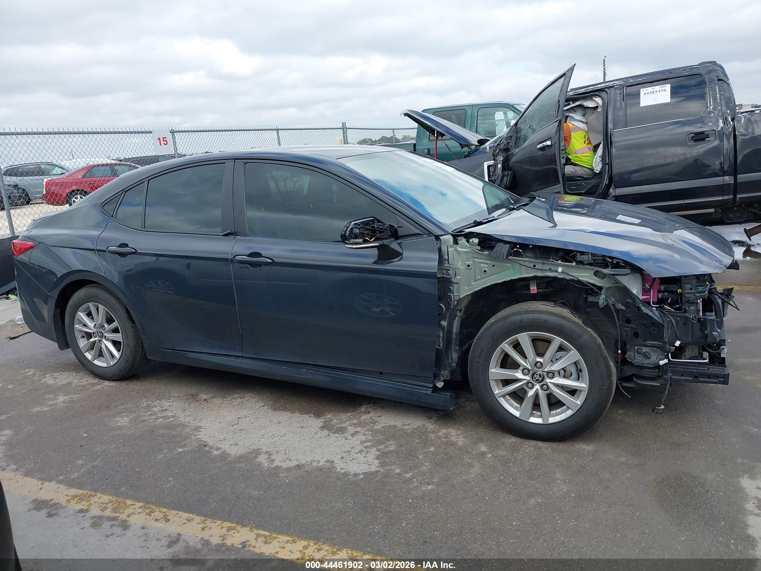 2025 Toyota Camry Le Gray vin: 4T1DAACK7SU586138