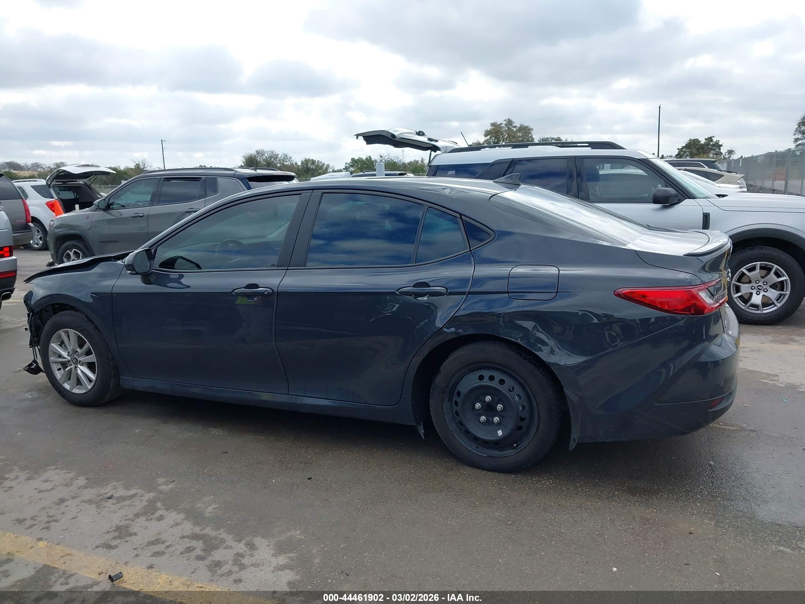 2025 Toyota Camry Le Gray vin: 4T1DAACK7SU586138