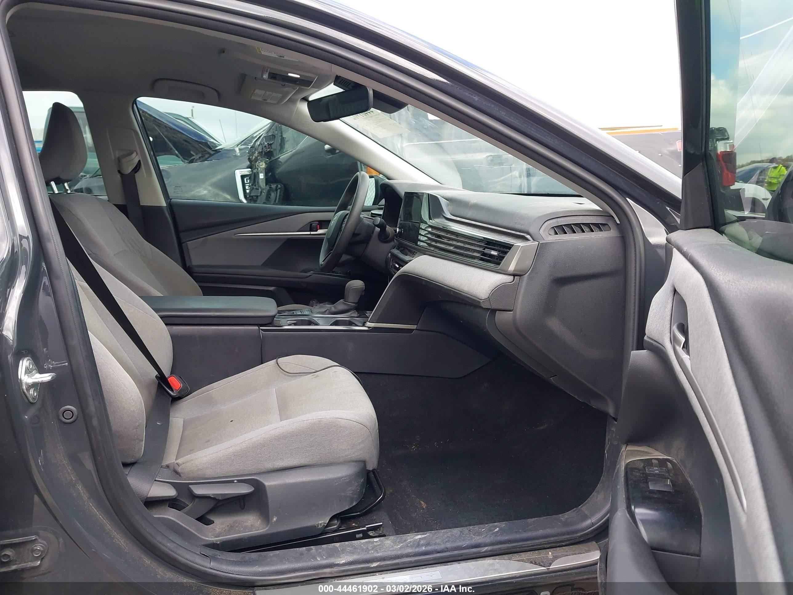 2025 Toyota Camry Le Gray vin: 4T1DAACK7SU586138