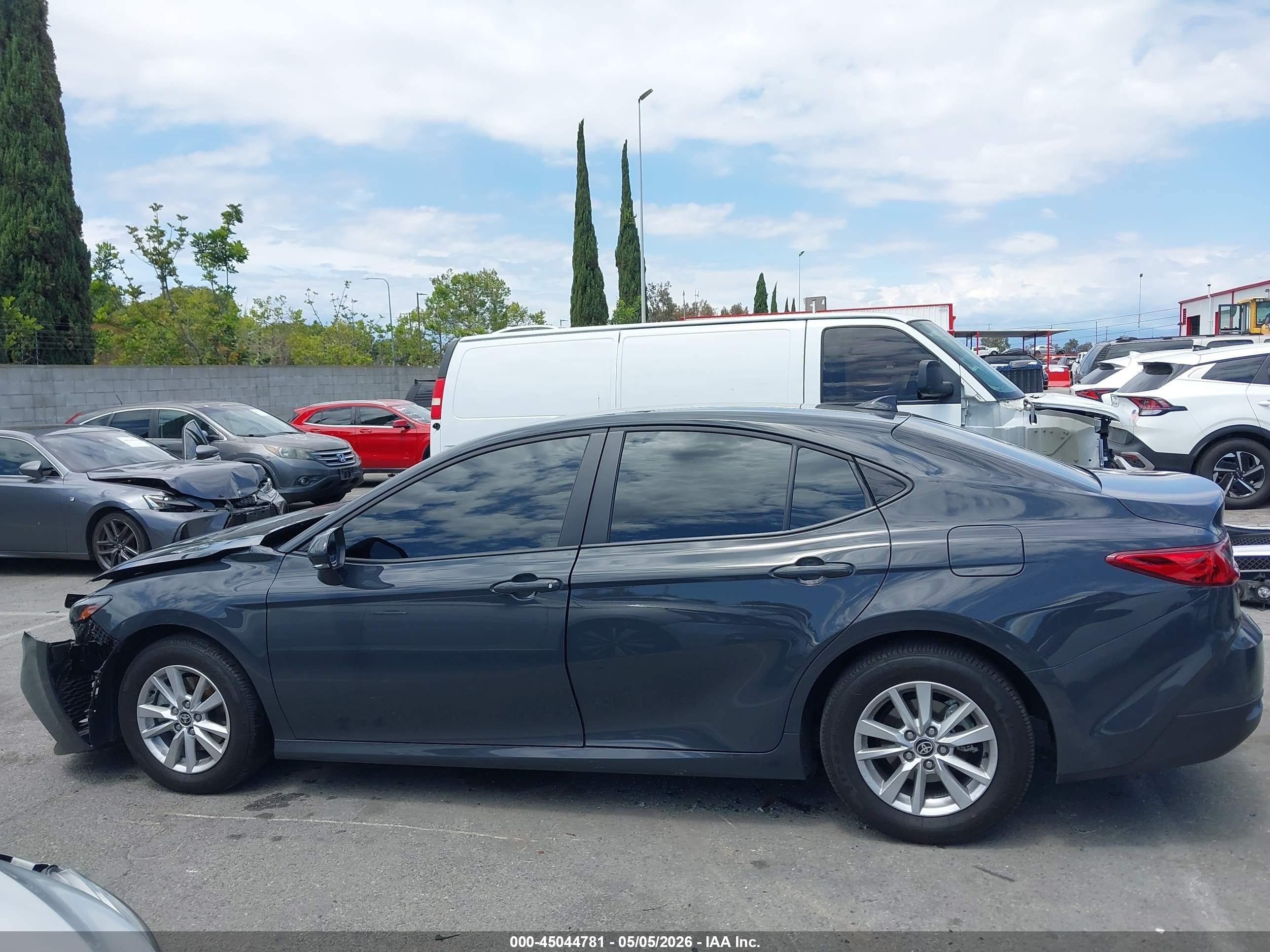 2025 Toyota Camry Le Серый vin: 4T1DAACK7SU602631