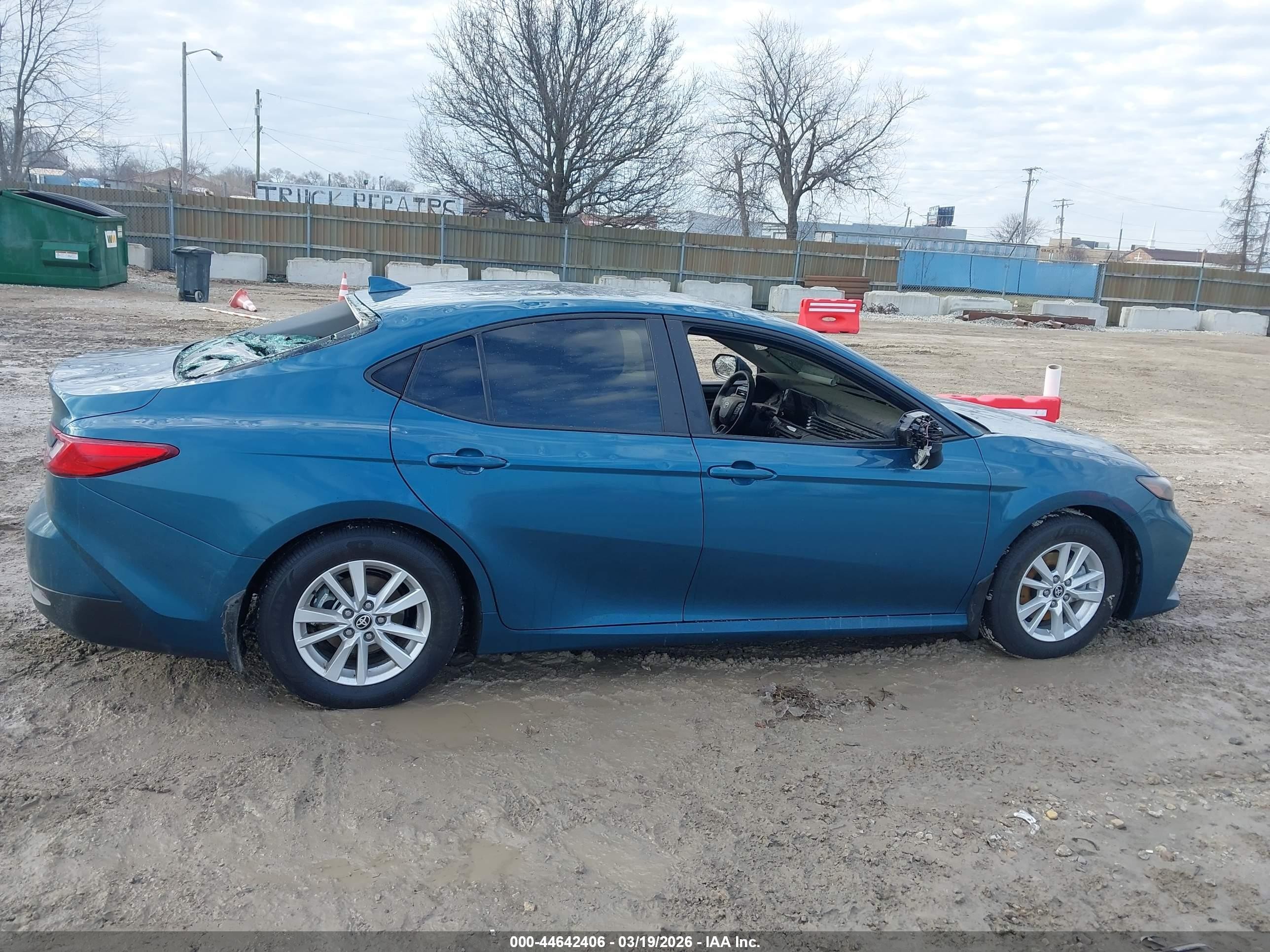 2026 Toyota Camry Le Blue vin: 4T1DAACK7TU231973