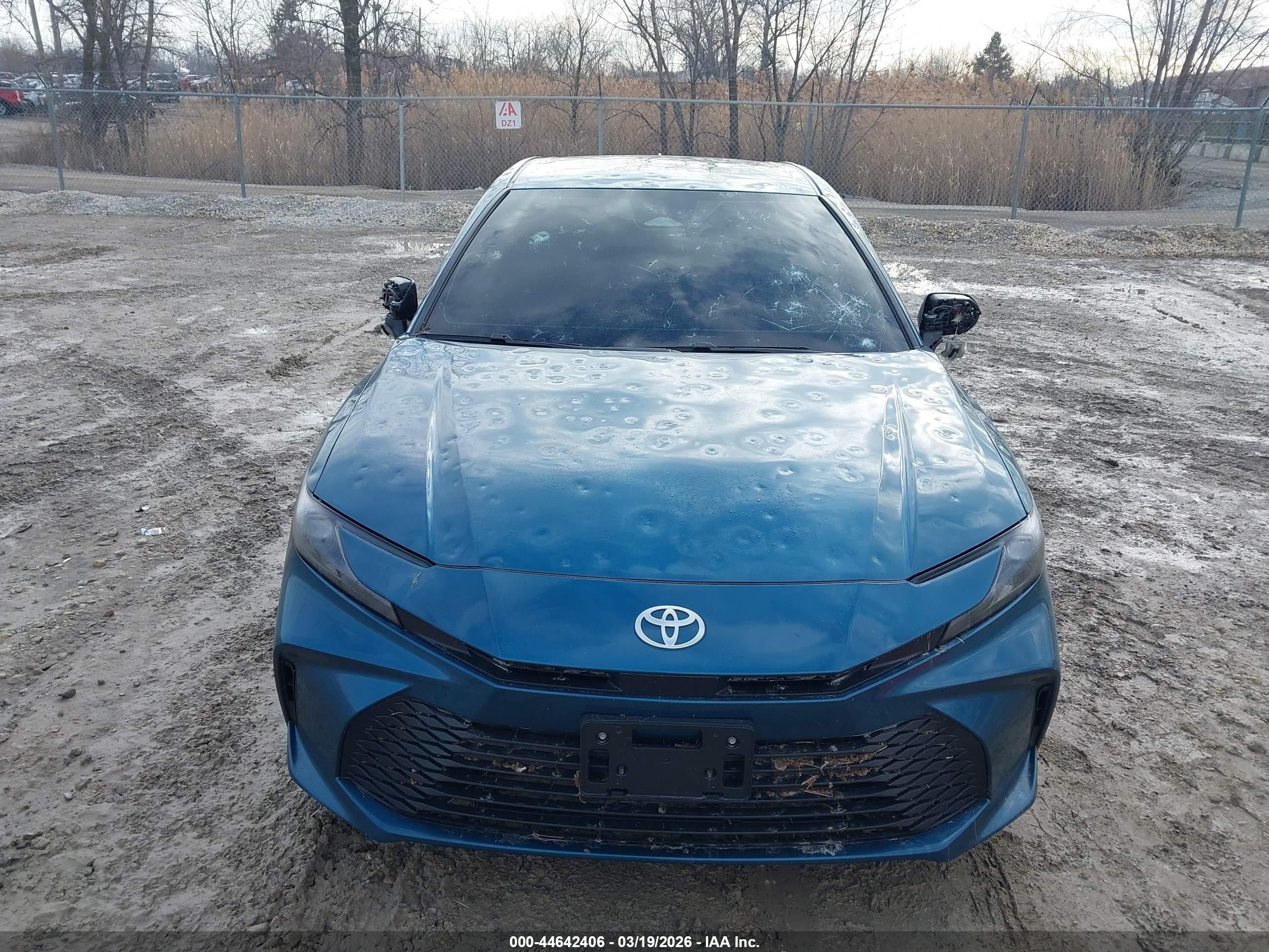 2026 Toyota Camry Le Blue vin: 4T1DAACK7TU231973